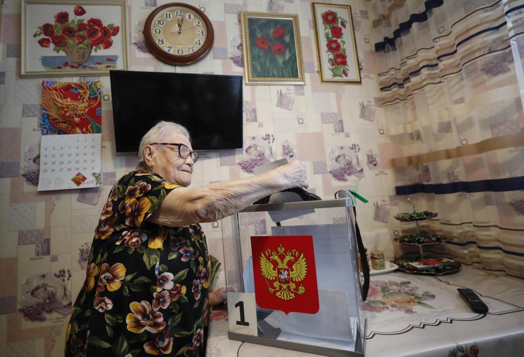 Una anciana deposita su voto, este sbado, en Mosc, con motivo de las elecciones presidenciales rusas.