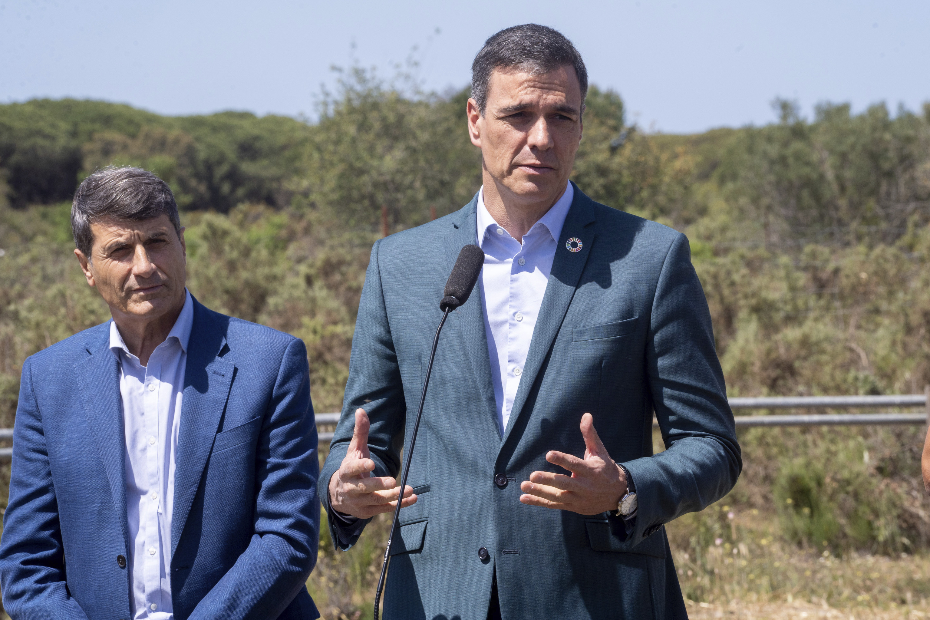 El delegado del Gobierno en Andaluca, Pedro Fernndez, junto a Pedro Snchez en una visita a Doana.