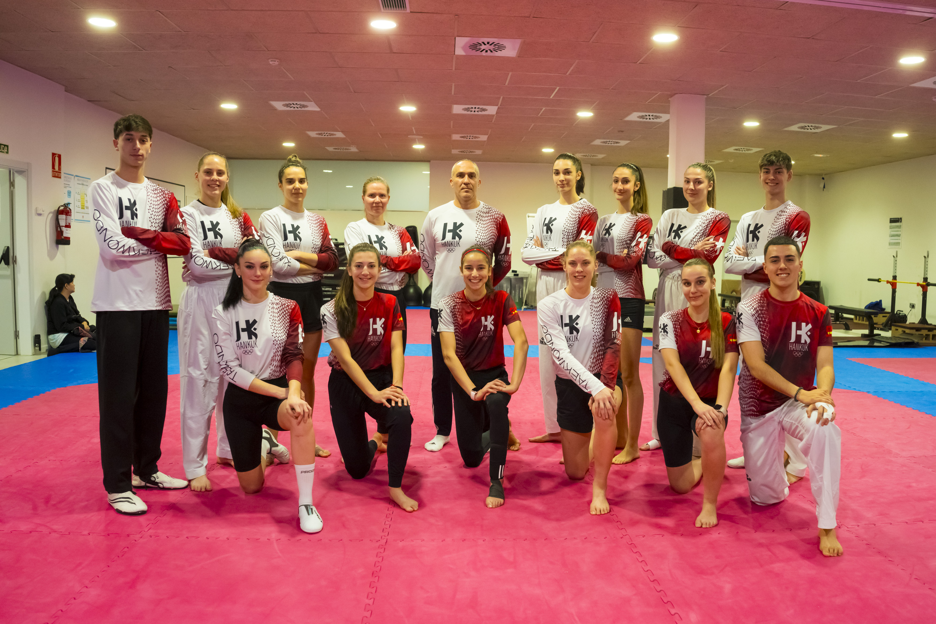 Jess Ramal y Suvi Mikkonen, junto al grupo de taekwondistas de elite del Hankuk, entre ellos Adriana Cerezo.