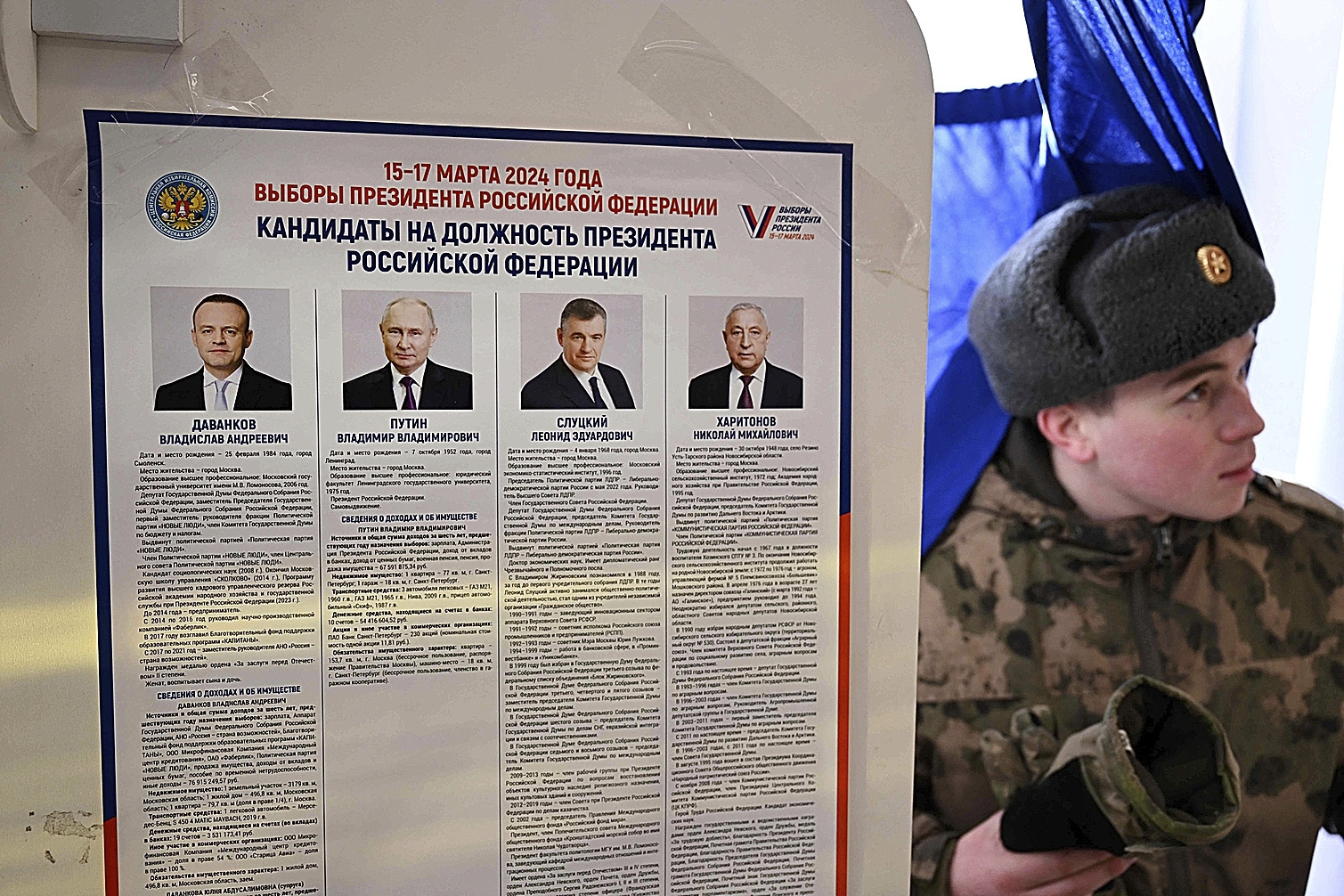 Un miembro del servicio ruso vota Mosc.