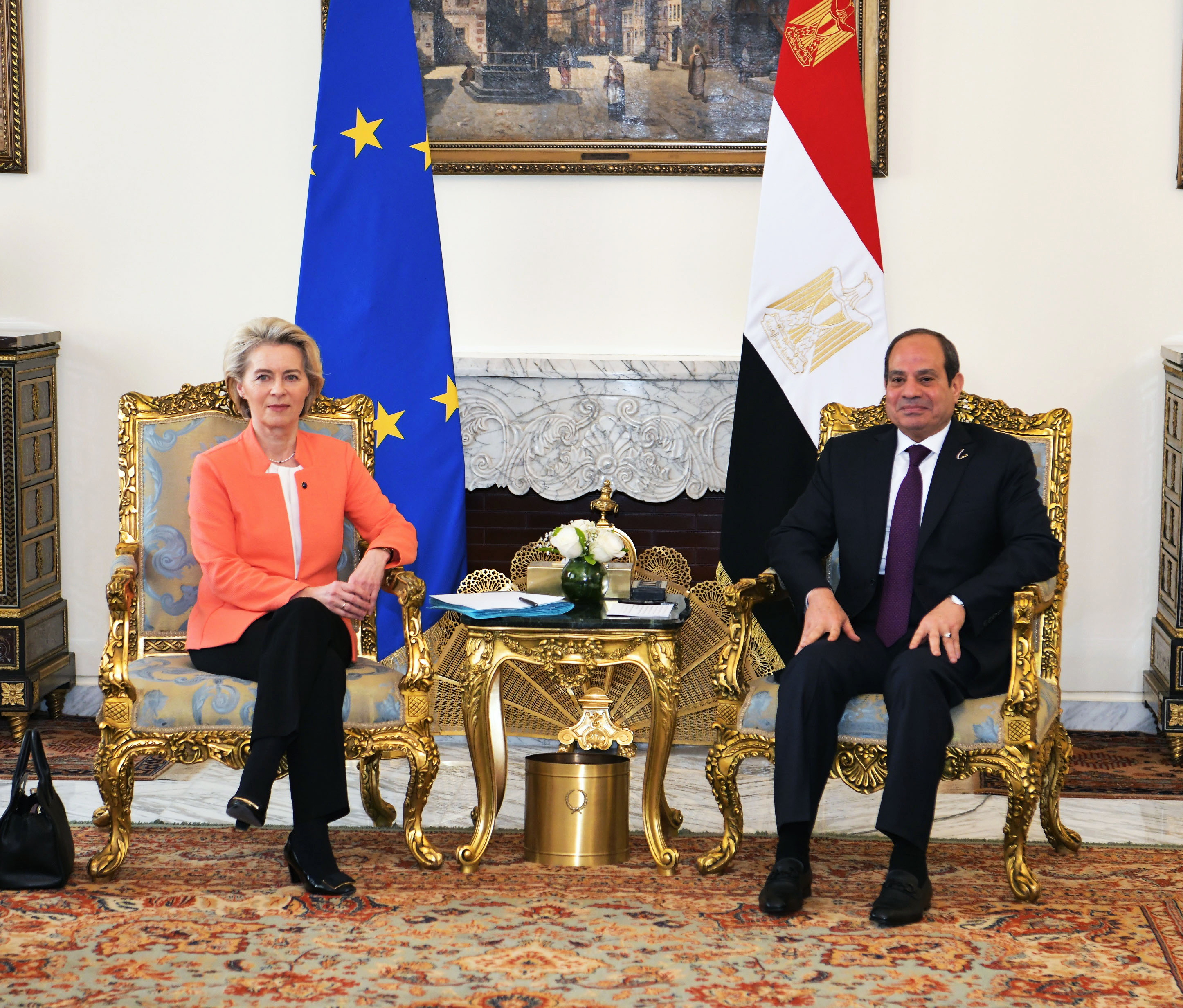 Von der Leyen con con Al Sisi en El Cairo.