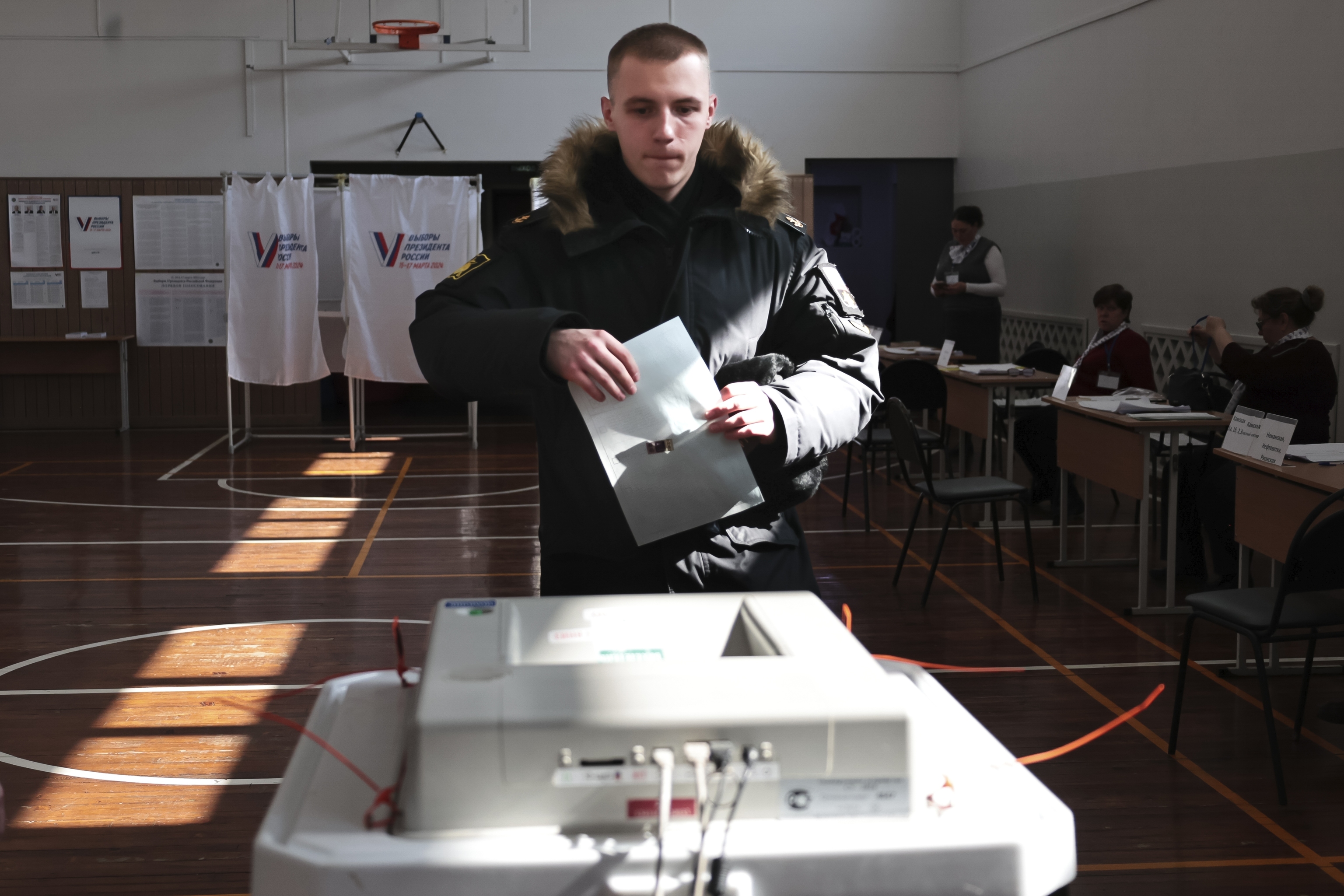 Un cadete vota en Vladivostok, Rusia