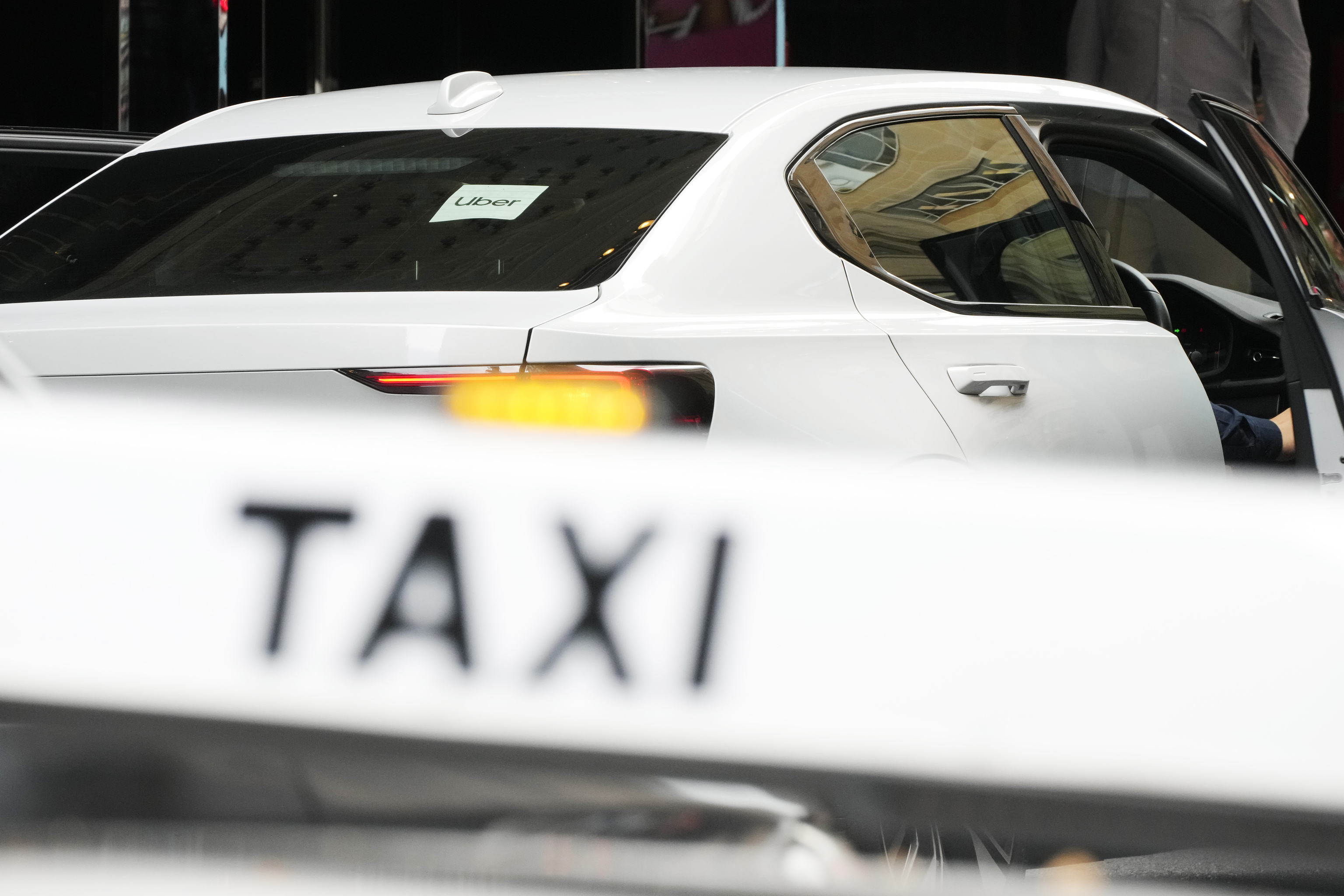 Un vehculo de Uber se detiene enfrente de una parada de taxi en Sydney, el lunes 18 de marzo de 2024. El servicio de transporte con conductor Uber pagar 272 millones de dlares australianos (178 dlares estadounidenses) para poner fin a una larga batalla legal con los conductores australianos de taxi y de alquiler que perdieron ventajas cuando la compaa entr en el mercado australiano.