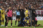 Suspenden el partido entre Estudiantes y Boca tras sufrir convulsiones el chileno Altamirano y ser evacuado en ambulancia