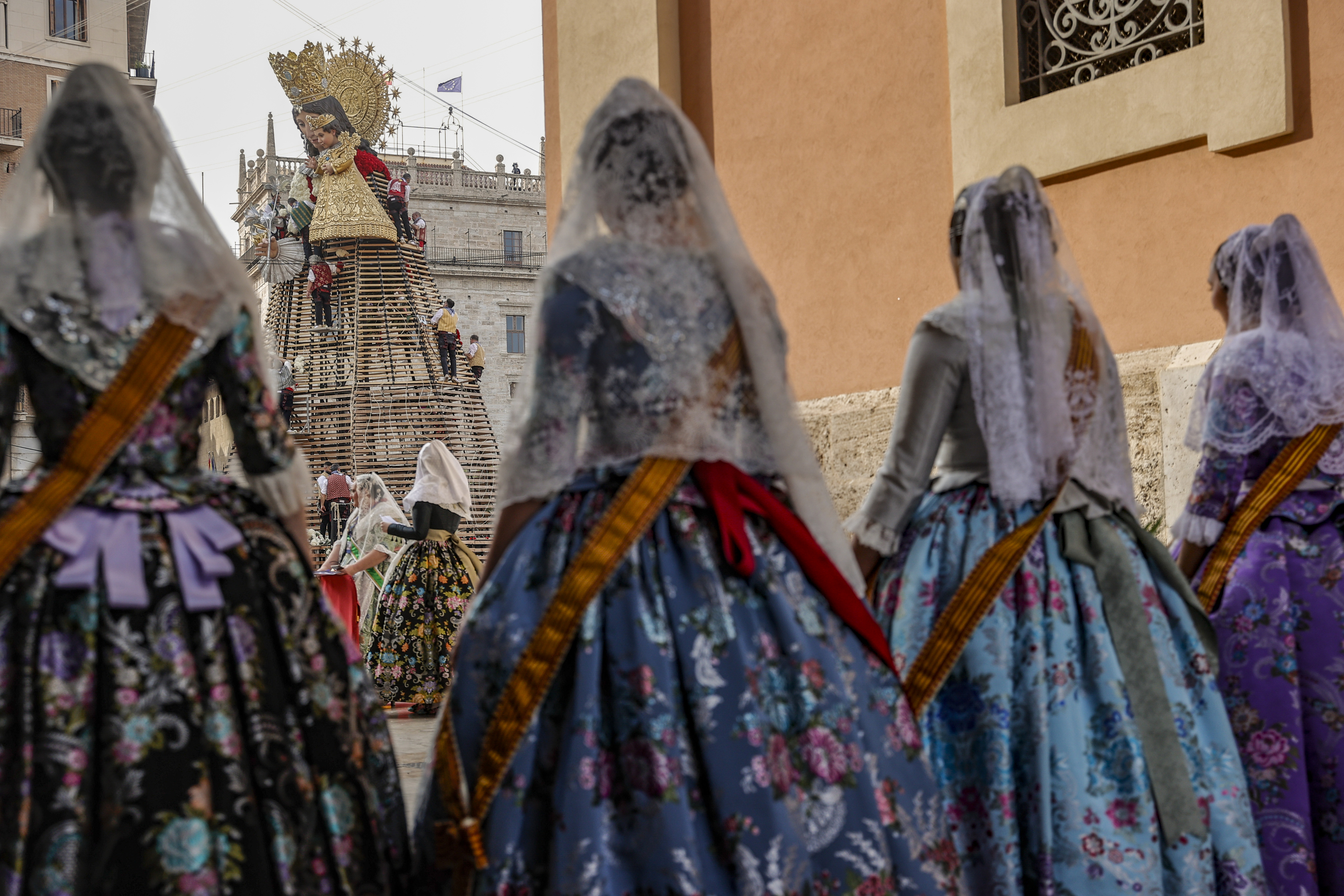 Un grupo de falleras se dirigen hacia la entrega de ramos durante la Ofrenda a la Virgen de los Desamparados, durante las Fallas 2024 de Valencia.