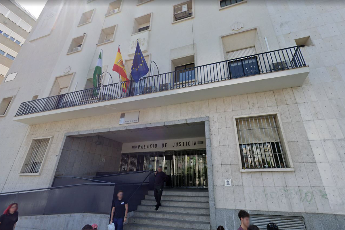 Entrada del Palacio de Justicia de Huelva.