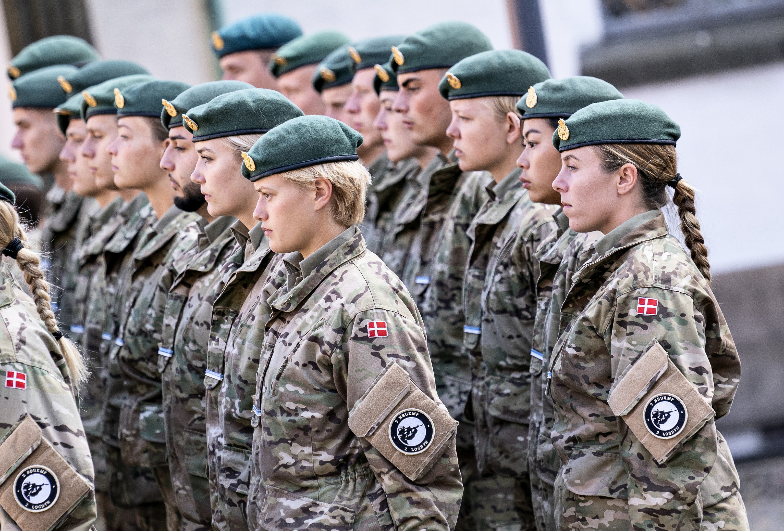 Varias militares participan en un desfile militar en Aalborg, en Dinamarca.