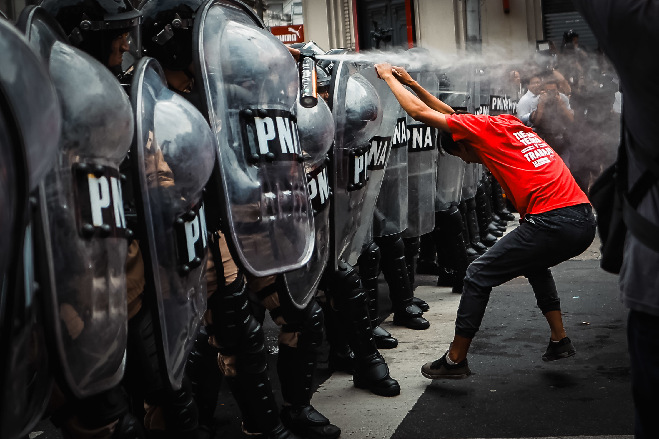 Un manifestante se enfrenta a la polica este lunes, durante una protesta contra el gobierno de Milei.