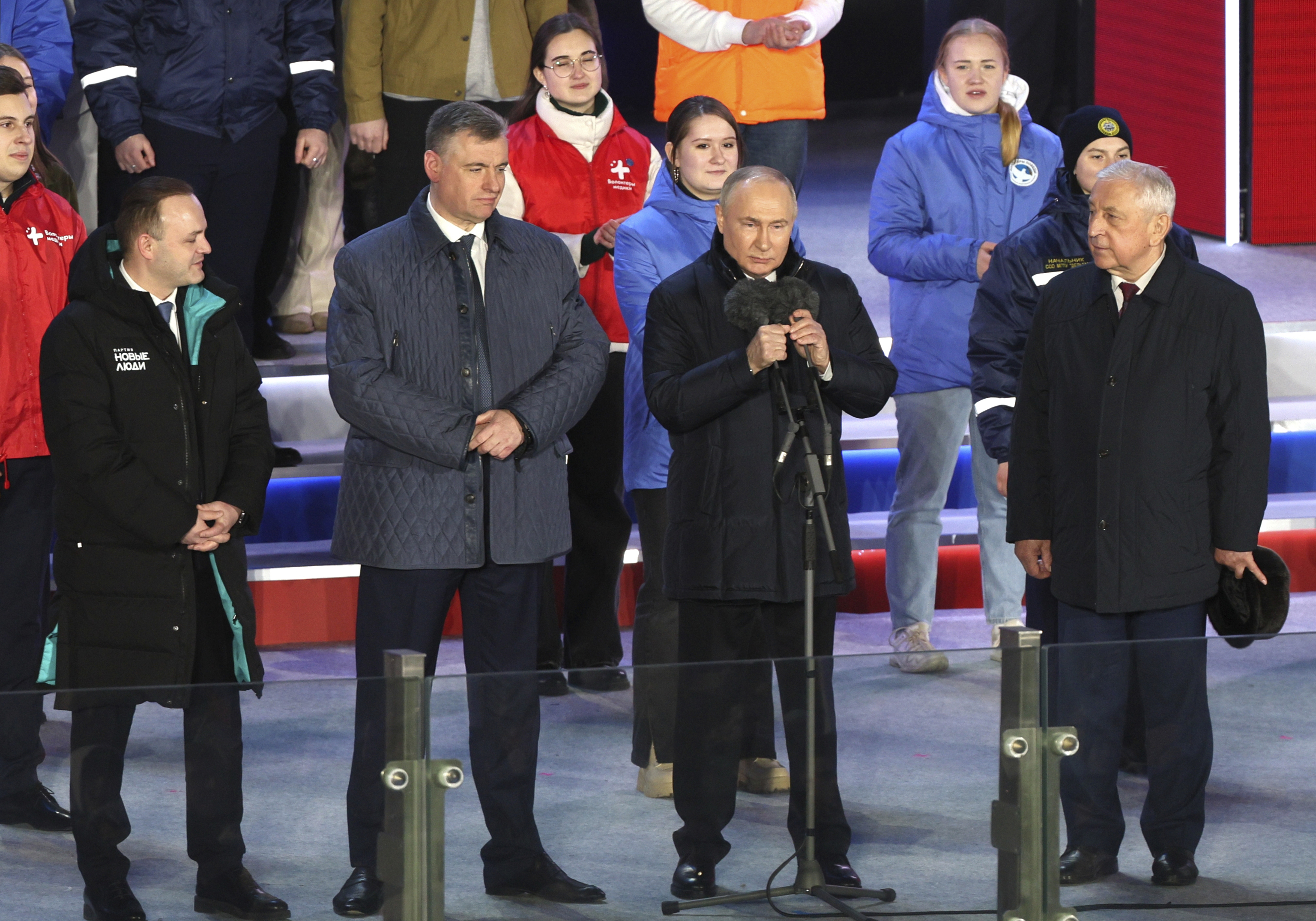 Putin junto a sus 'rivales' electorales en la Plaza Roja.
