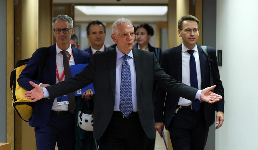 Josep Borrell gesticula a su llegada al Consejo de ministros de Exteriores de la UE este lunes.