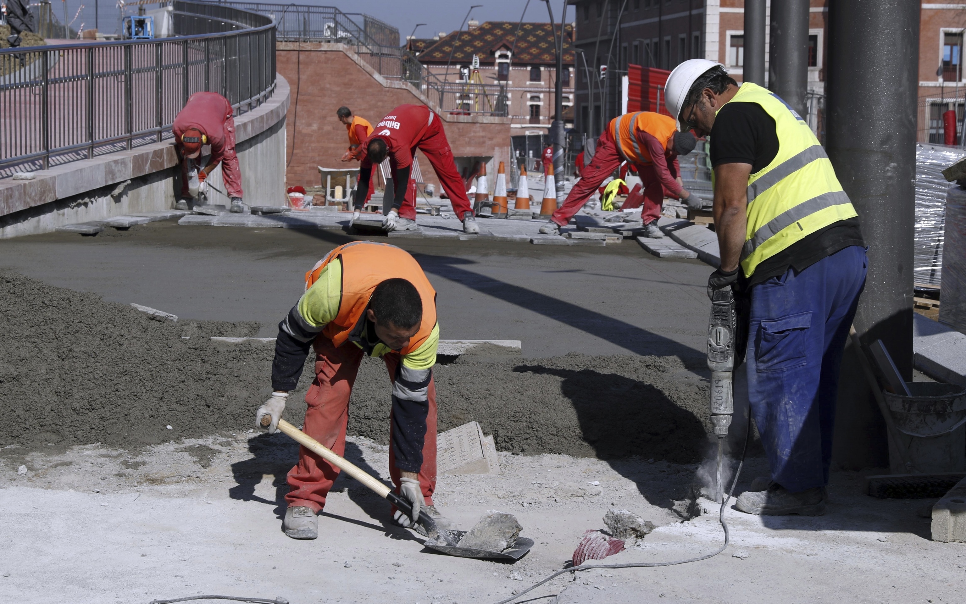 Trabajadores de la construccin urbanizan unas calles en la capital vizcana.