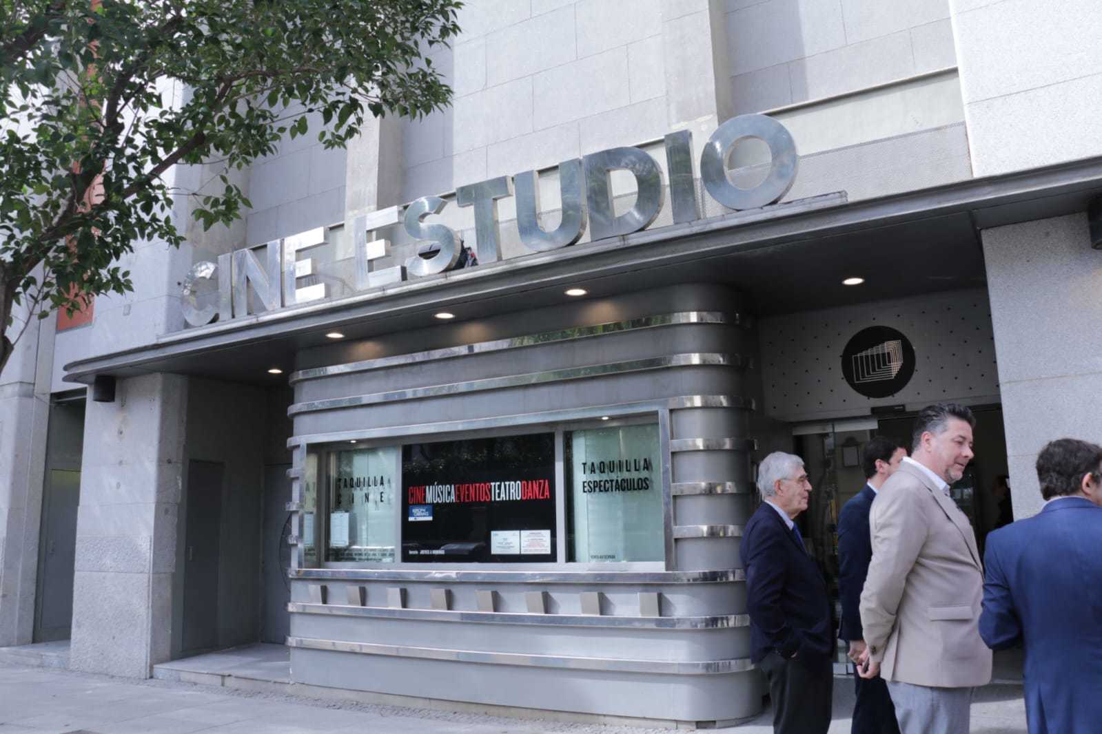 La entrada del Cine Estudio del Crculo de Bellas Artes, ayer.