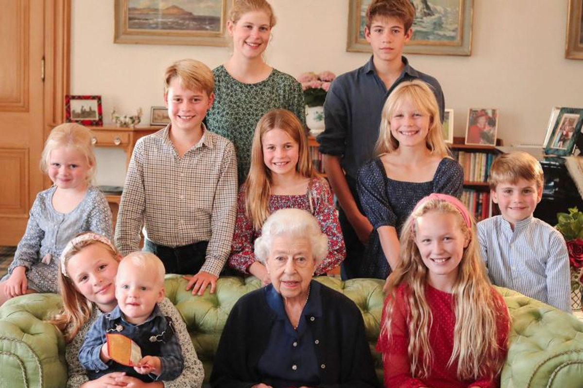 La foto retocada de la reina Isabel II con sus nietos.