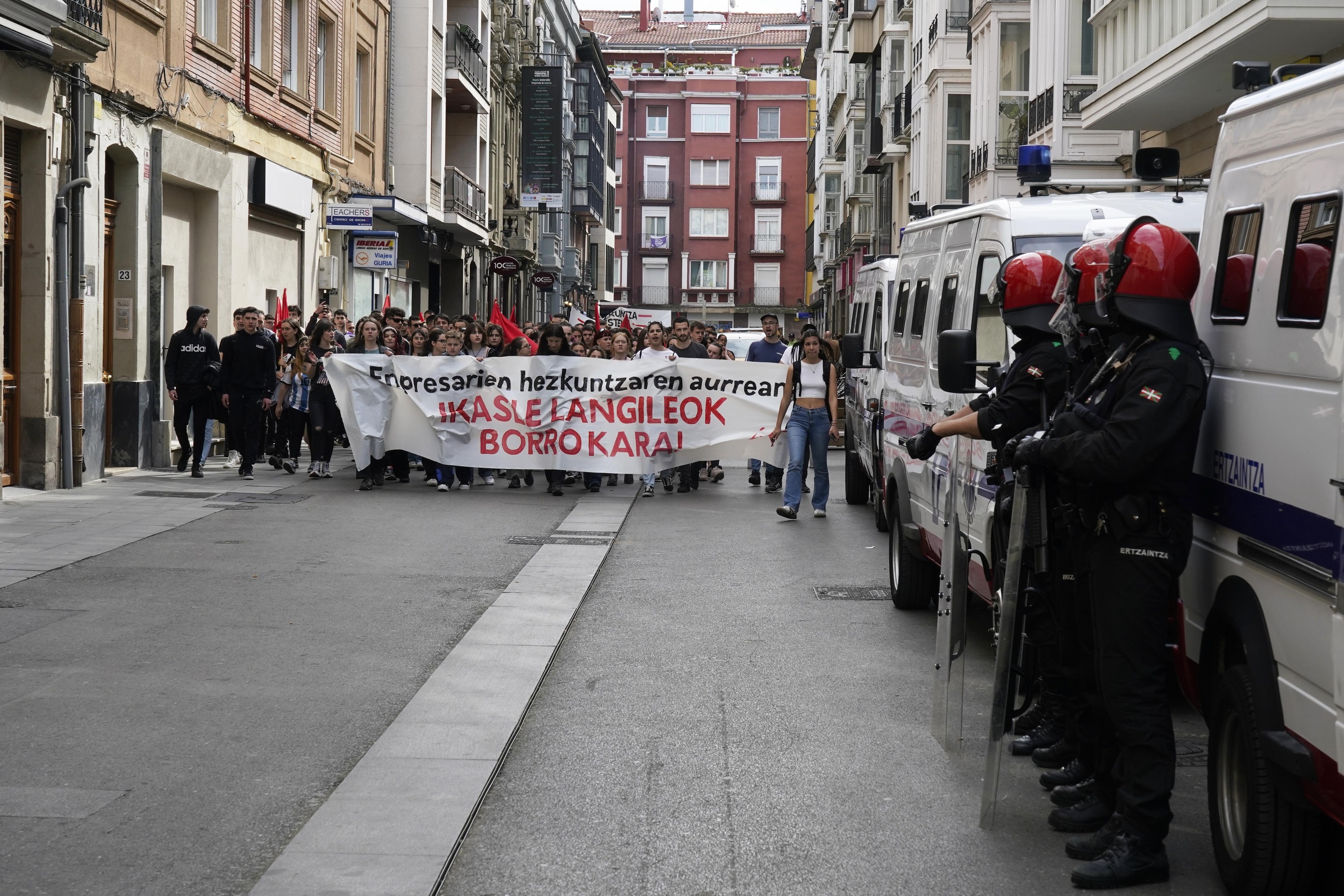 Simpatizantes del movimiento juvenil comunista agrupado en GKS se manifiestan en Vitoria controlados por la Ertzaintza.