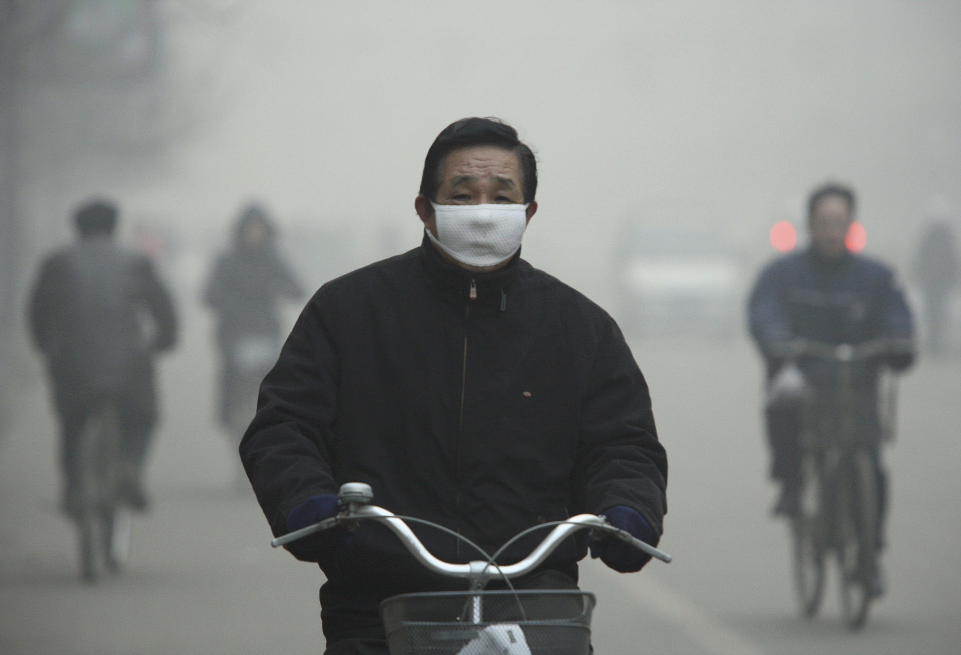 Un ciclista con mascarilla en la localidad de Linfen