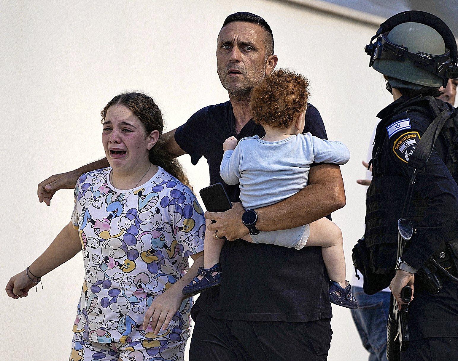 Policas israeles evacuan a una familia en el sur de Israel, tras el ataque de Hamas el  7 de octubre de 2023.