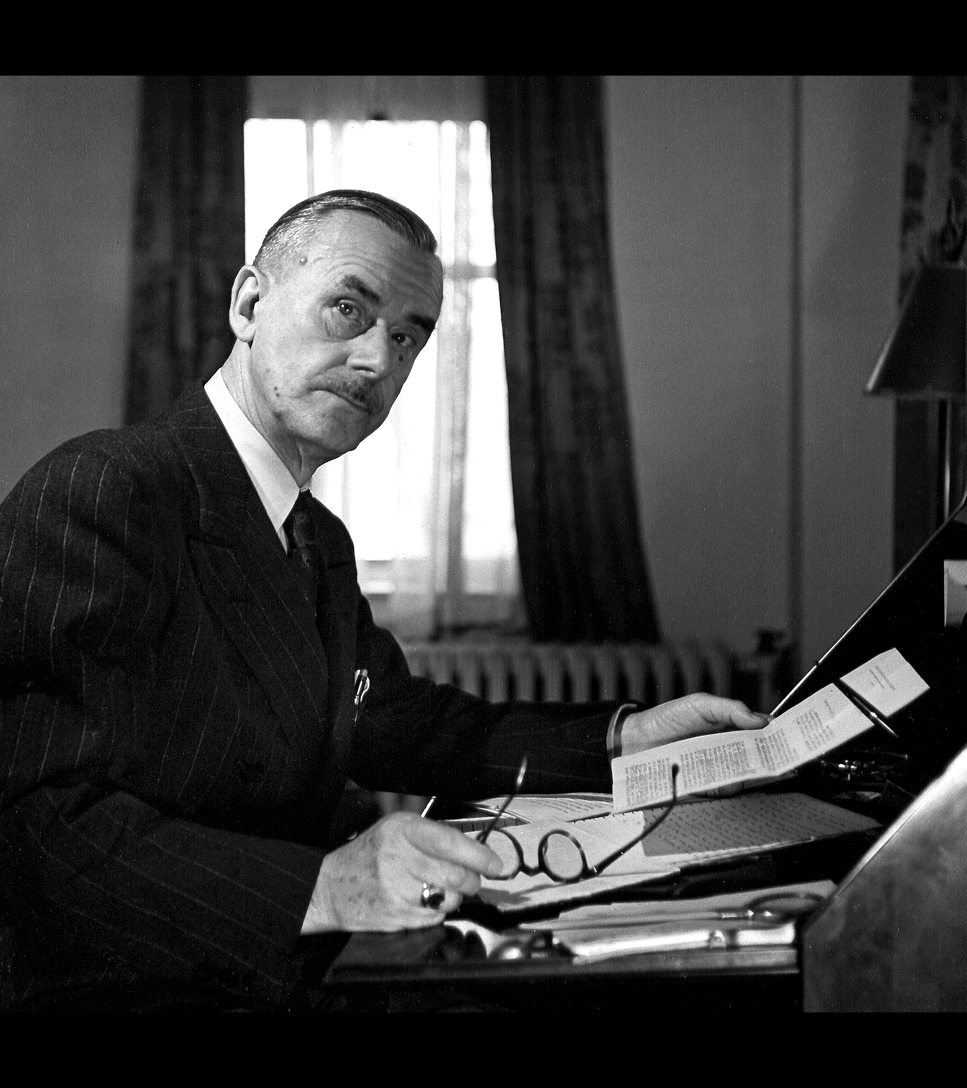 Thomas Mann en el escritorio de su casa de Mnich en 1932.