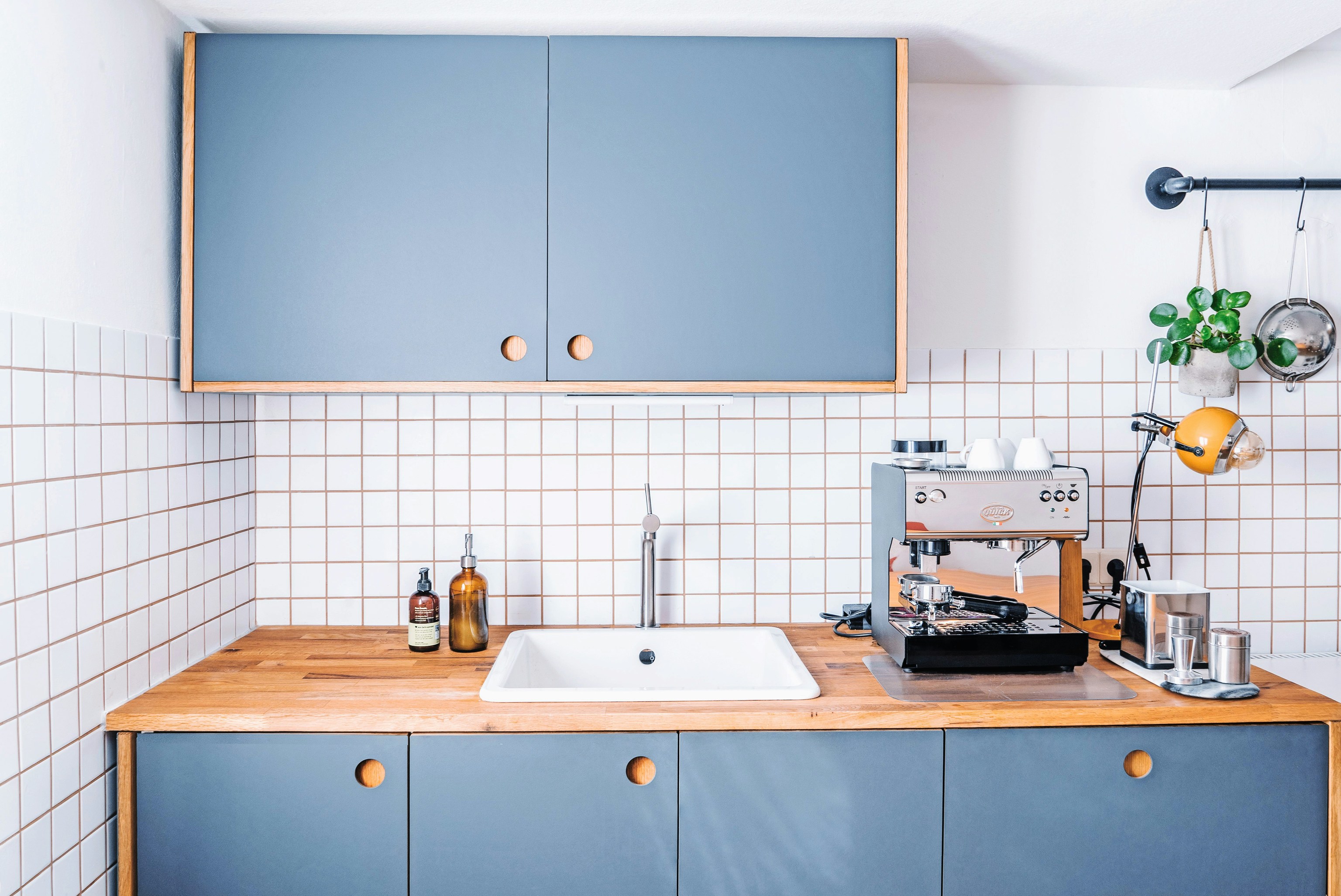 Decorar la cocina con un toque moderno: guarda productos de limpieza