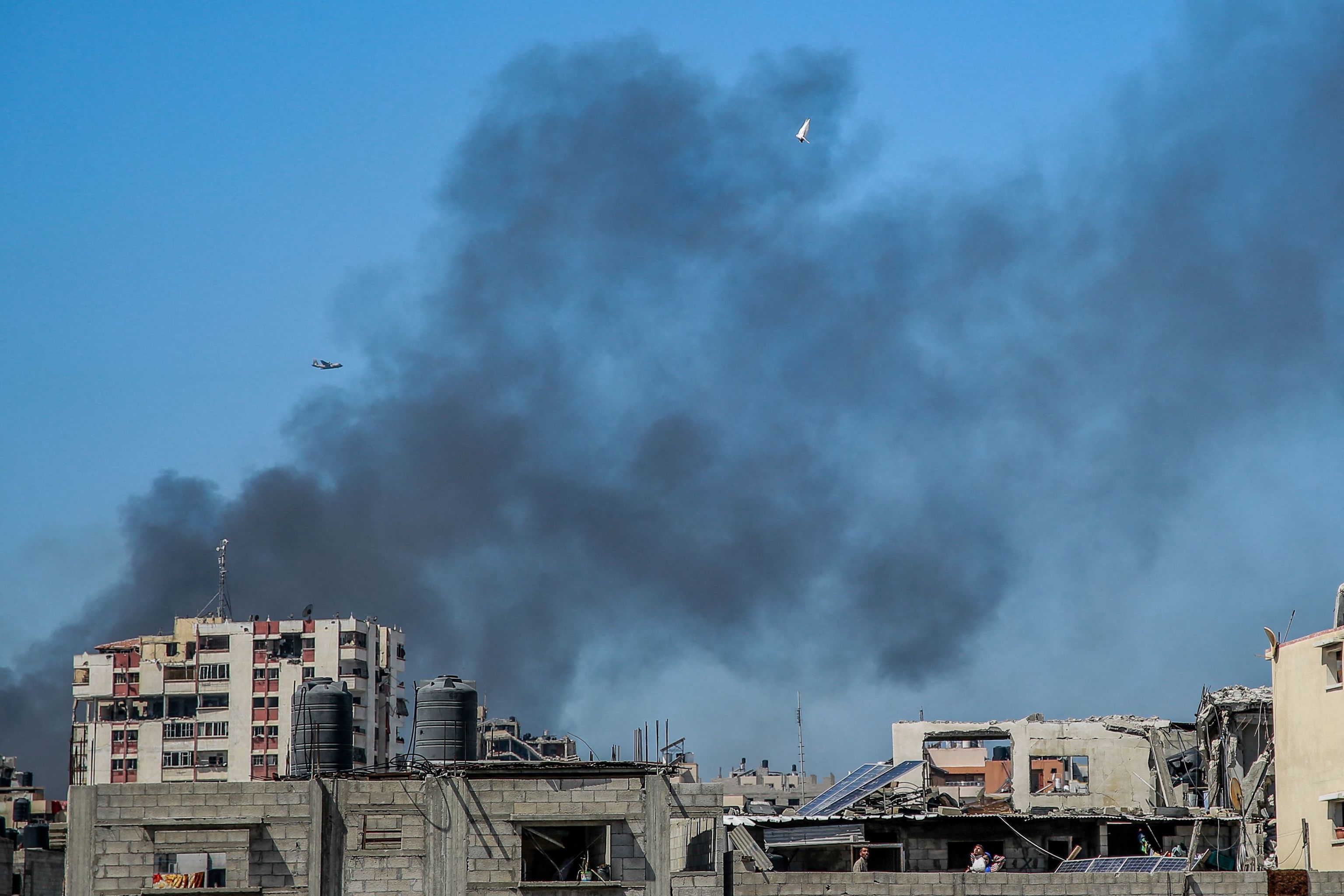 El humo de los bombardeos sobrevuela Ciudad de Gaza este mircoles.