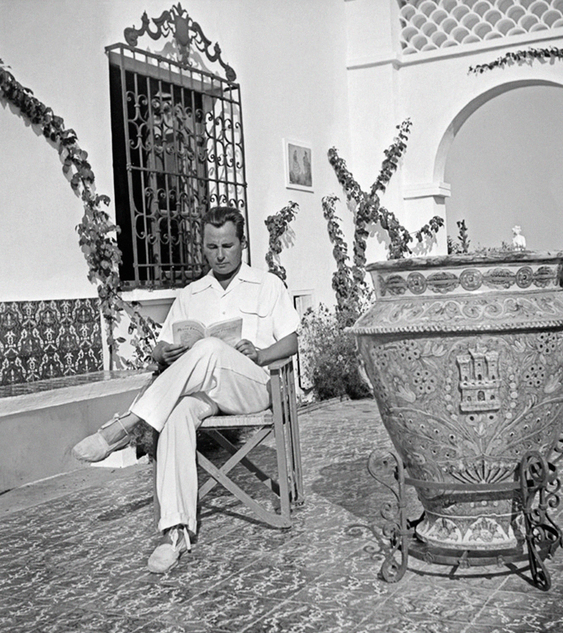 Lon Degrelle, leyendo en el patio de su casa 
de campo, conocida 
como La Carlina, en Constantina, Sevilla.
