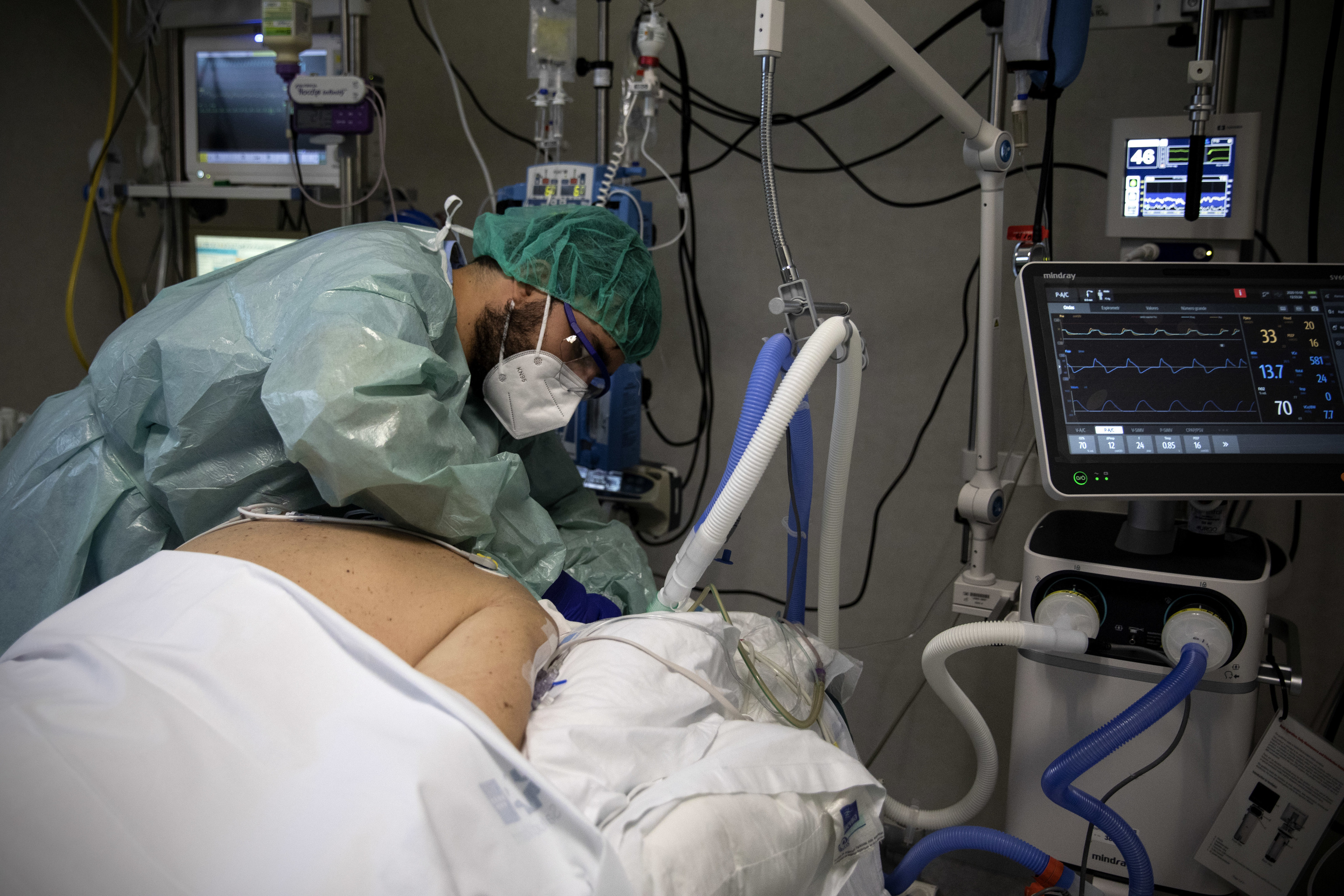 Un paciente es atendido en la UCI del Hospital Infanta Sofa, de San Sebastin de los Reyes (Madrid), en 2020.