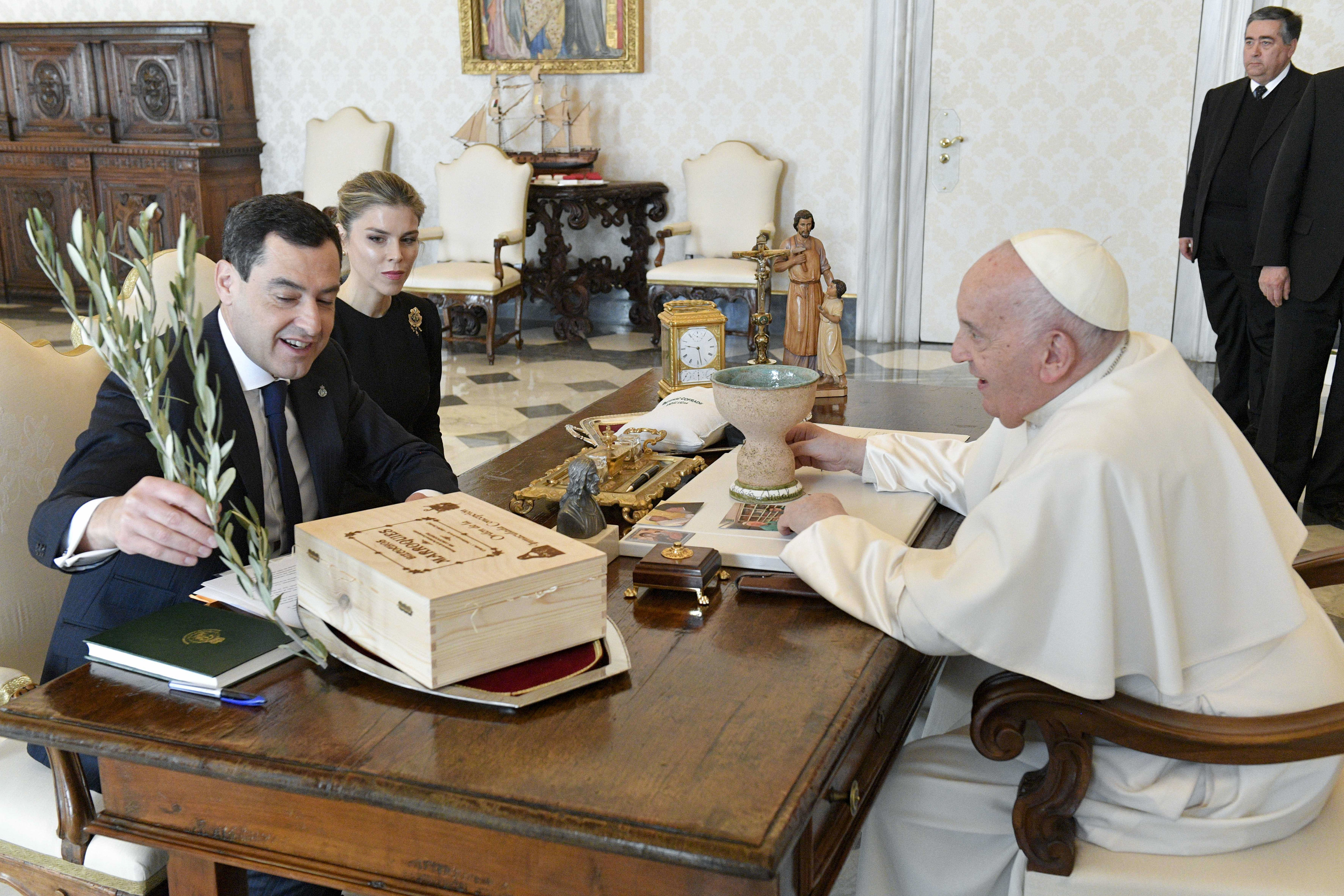 El Papa Francisco recibe en audiencia privada al presidente de la Junta, Juanma Moreno, y a su mujer, Manuela Villena.