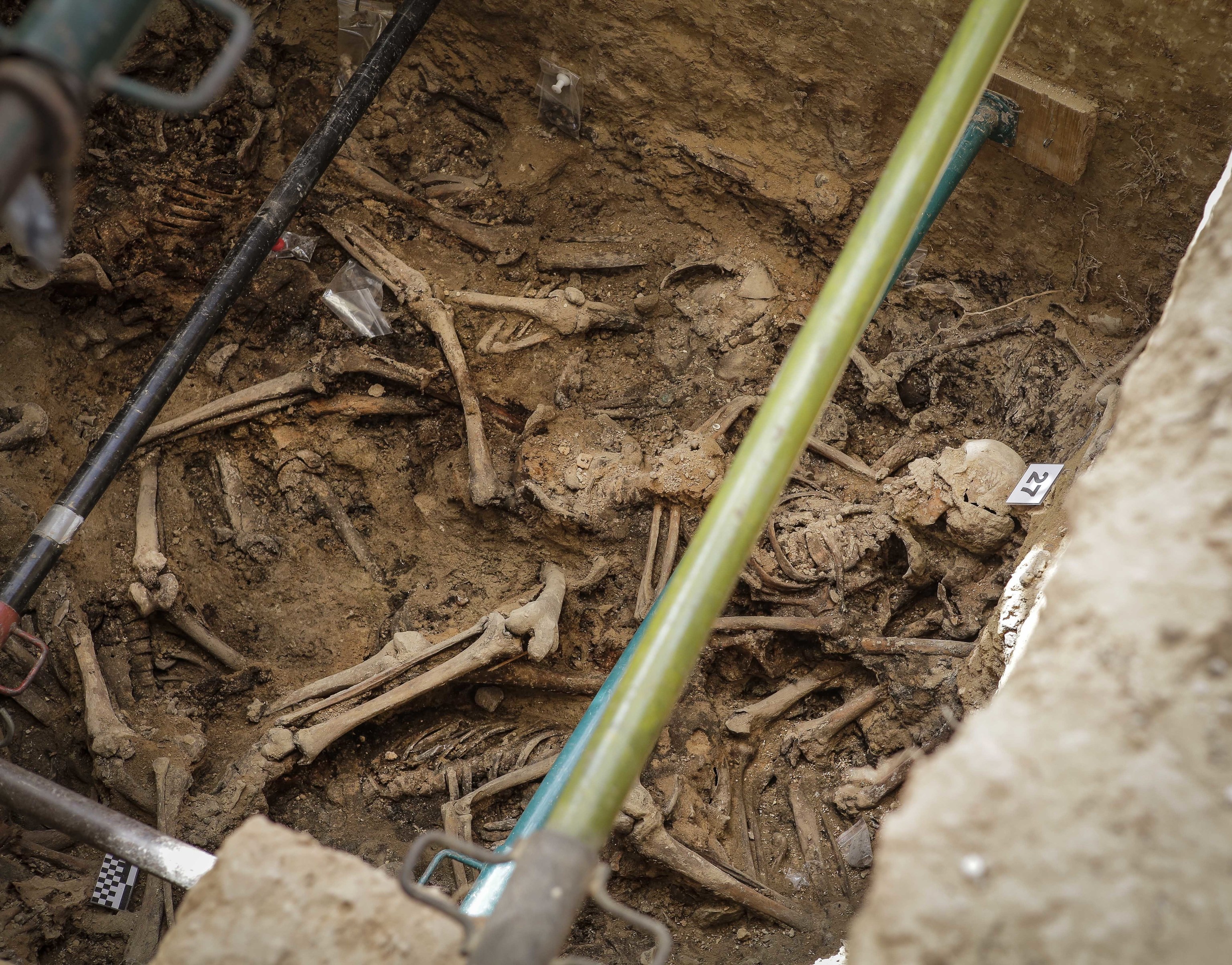 Restos de vctimas represaliadas enterradas en las fosas comunes del cementerio de Paterna.