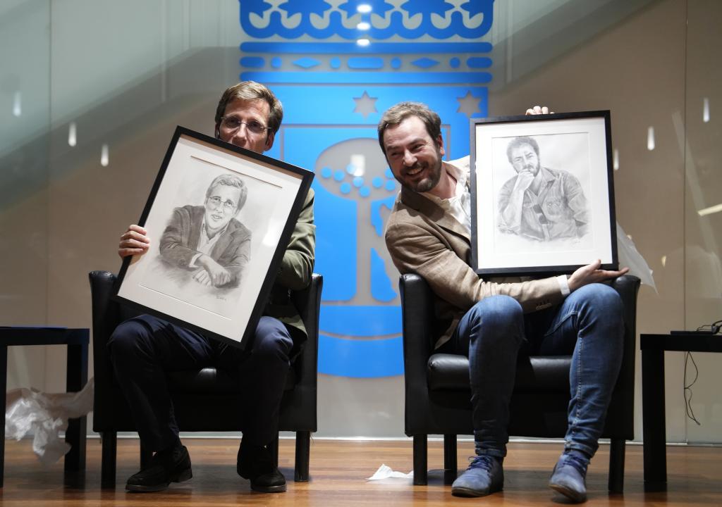 Almeida y Bustos, con los retratos que les ha hecho Jesús García Fernández