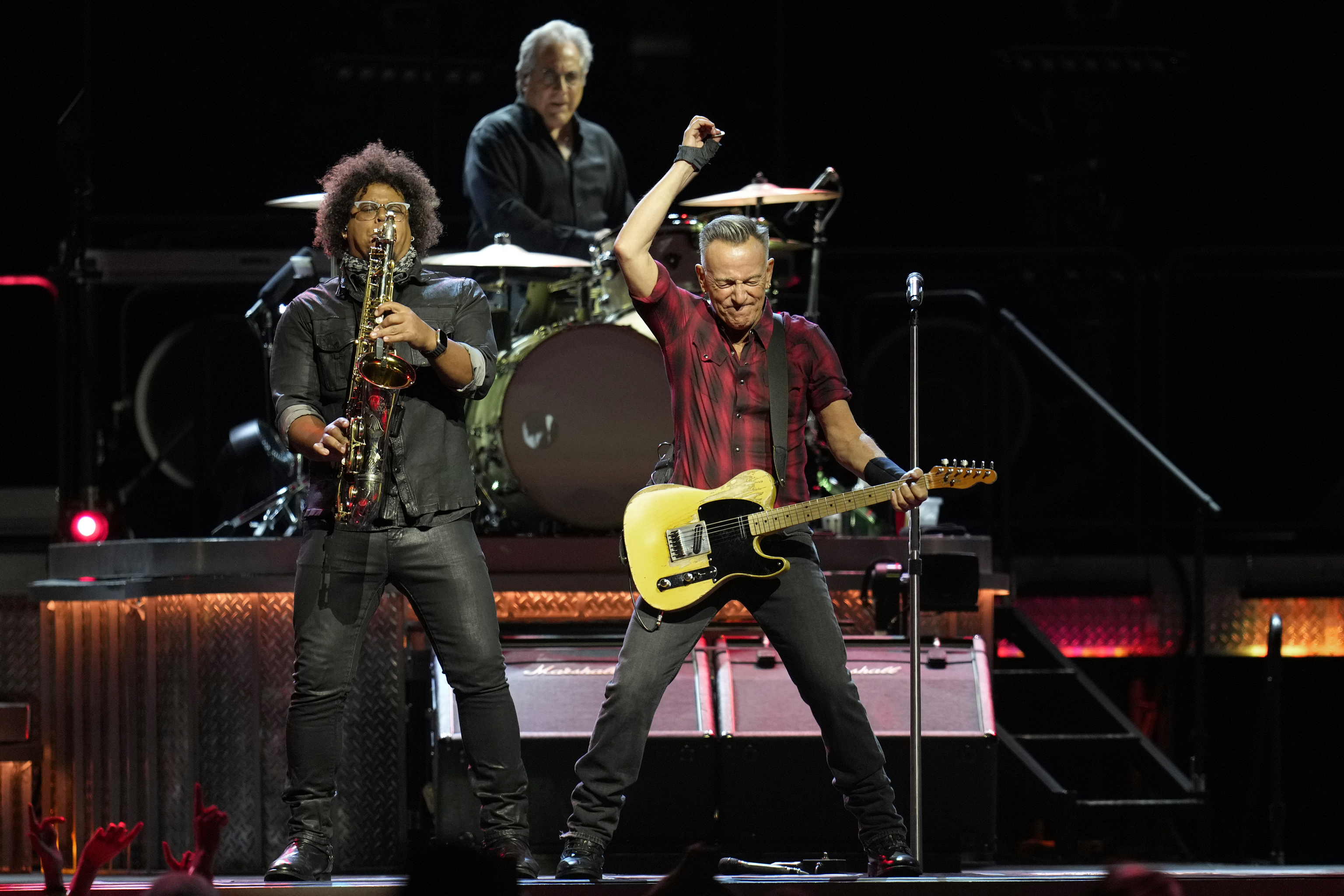Bruce Springsteen, durante su primer concierto en  Phoenix. (AP Photo/Ross D. Franklin)