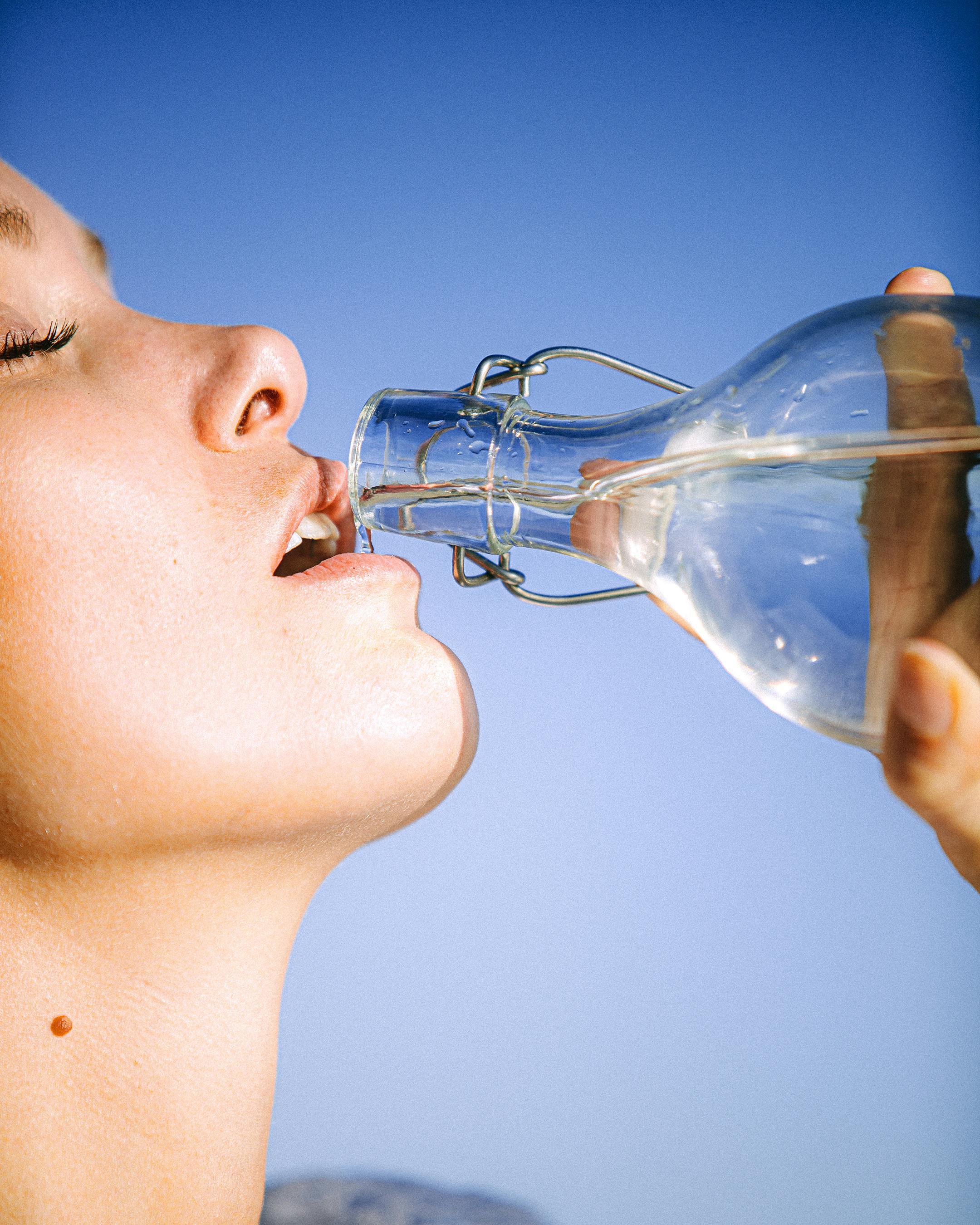 Otros consejos de belleza para eliminar las lneas de expresin de forma natural: beber mucha agua