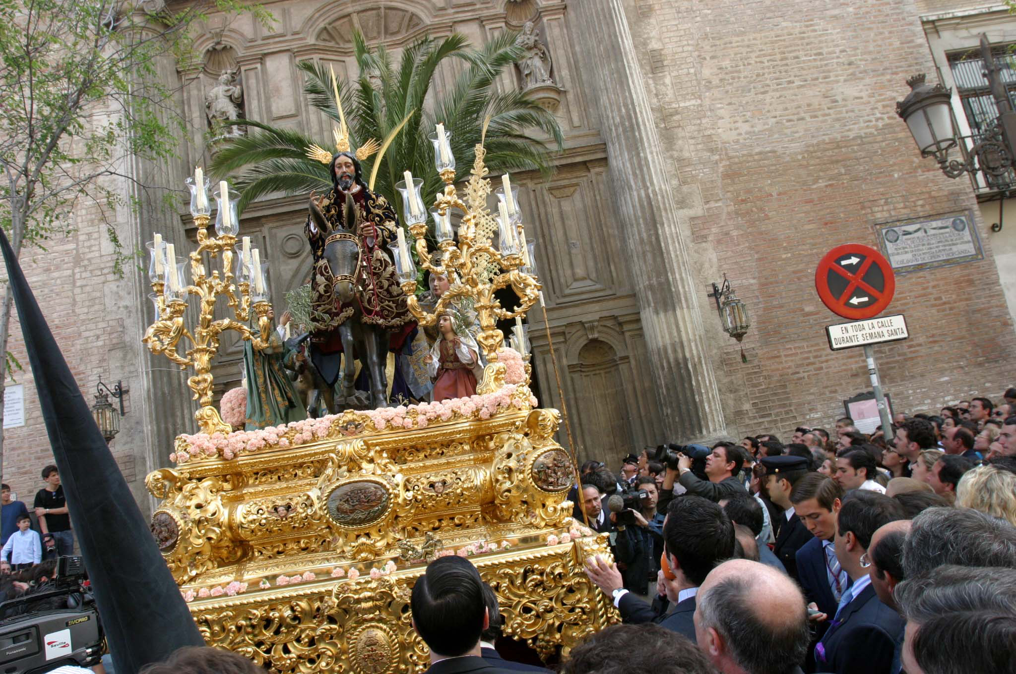 La borriquita, saliendo del templo en Domingo de Ramos.