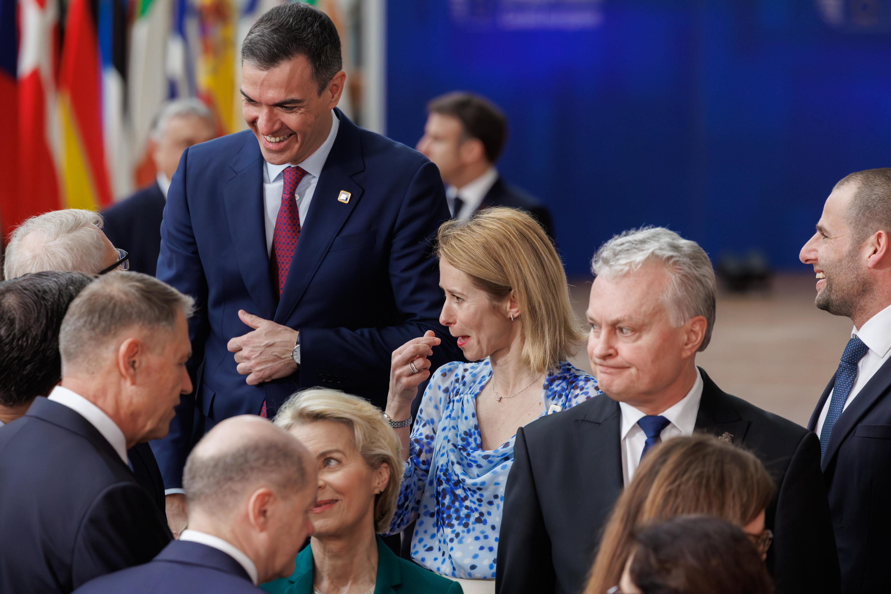 Pedro Snchez conversa con otros lderes en la foto de familia antes del Consejo Europeo, en Bruselas.