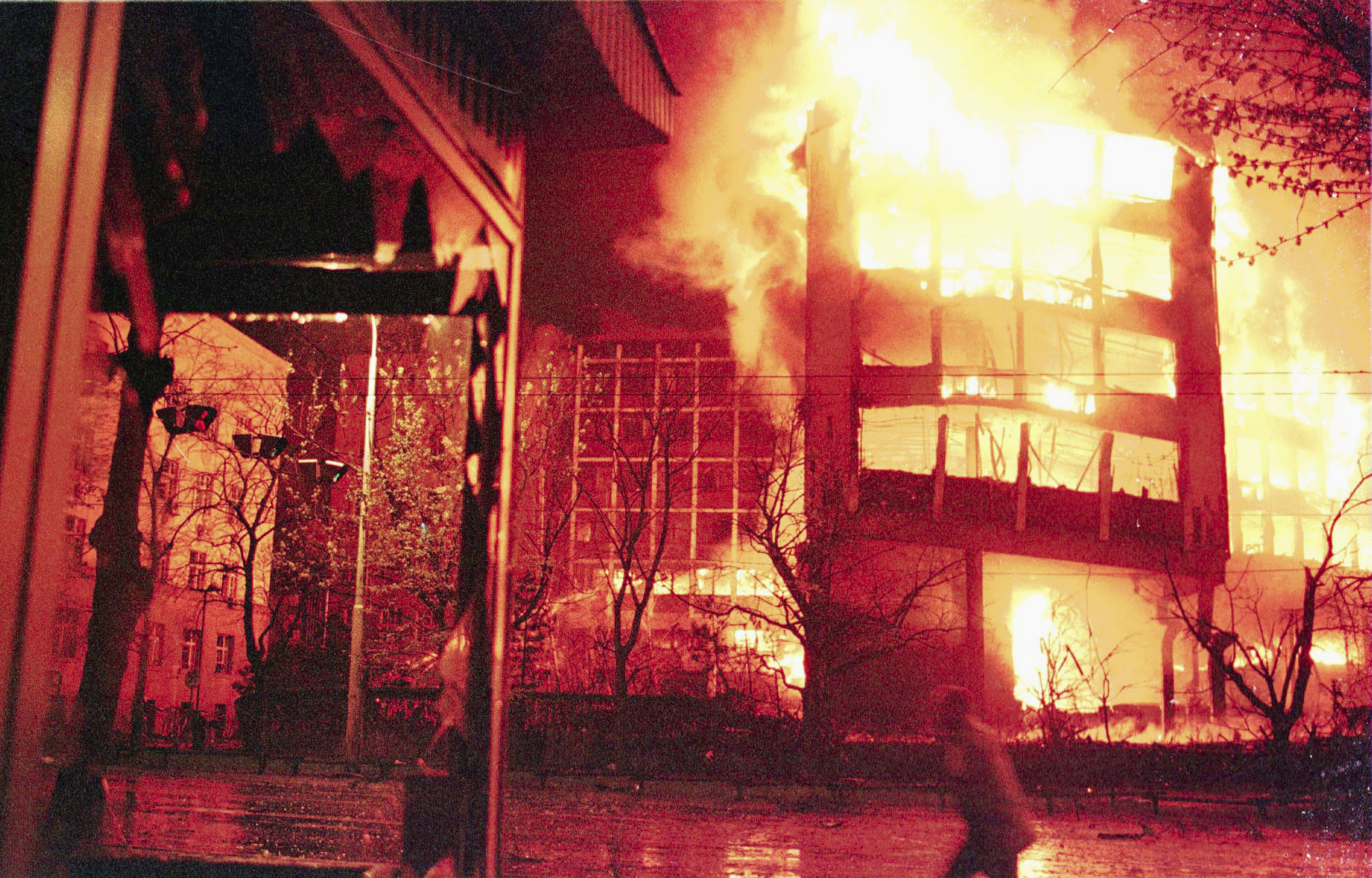 Un edificio en llamas en Belgrado tras un ataque de la OTAN.