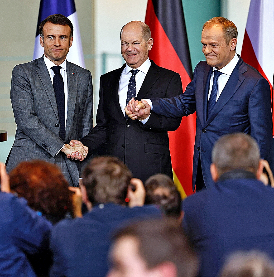 Macron, Scholz y Tusk se estrechan las manos en una reunin este mes en Berln.