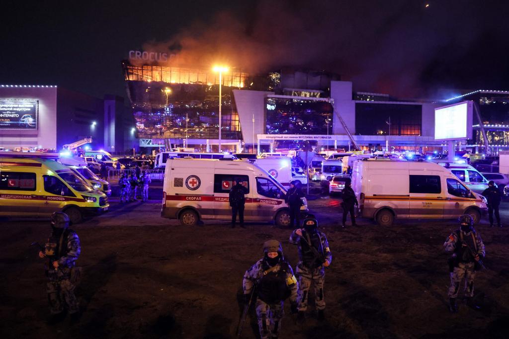 Las ambulancias, ante el edificio en llamas