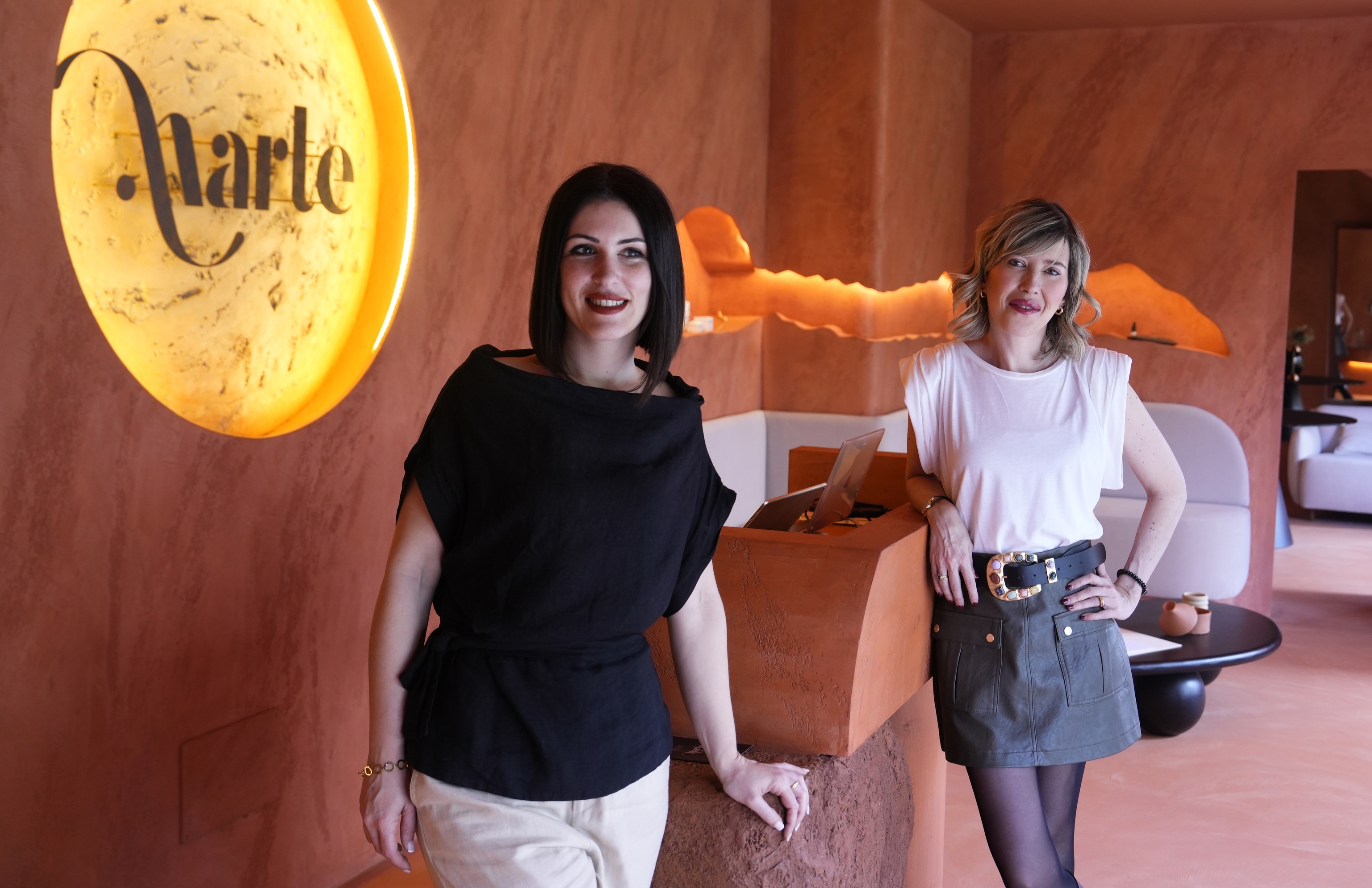 Las empresarias Maribel Lucas e Ingrid Flores, tras Marte, un centro de bienestar dedicado a la terapia manual.