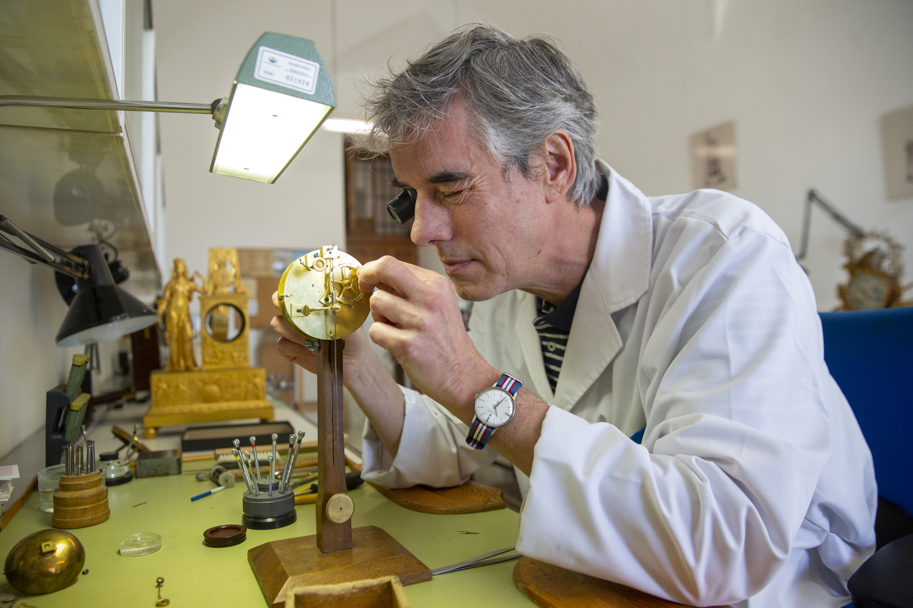Jos Antonio Gismera arregla un reloj de Patrimonio.