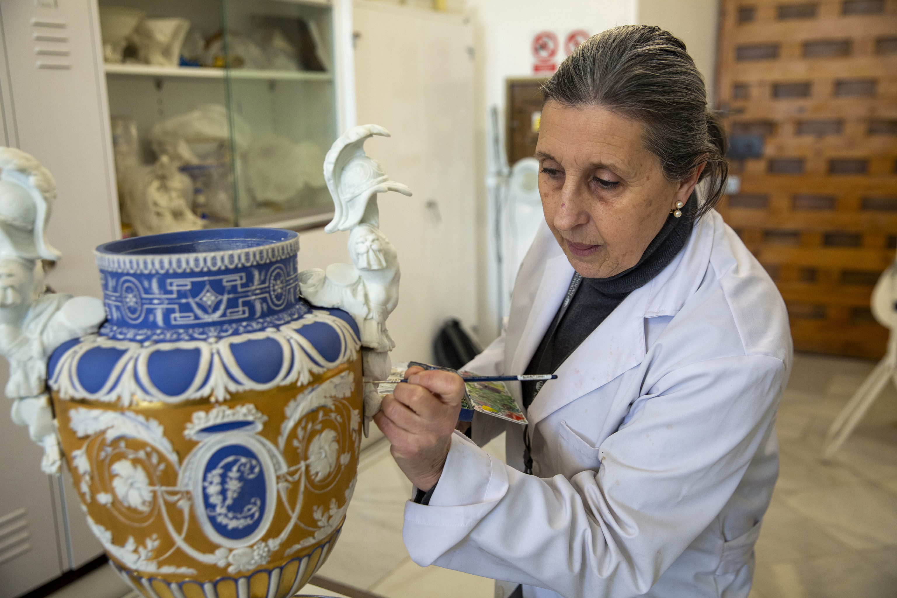 Margarita Tapia restaura un jarrn de la poca de Carlos IV.