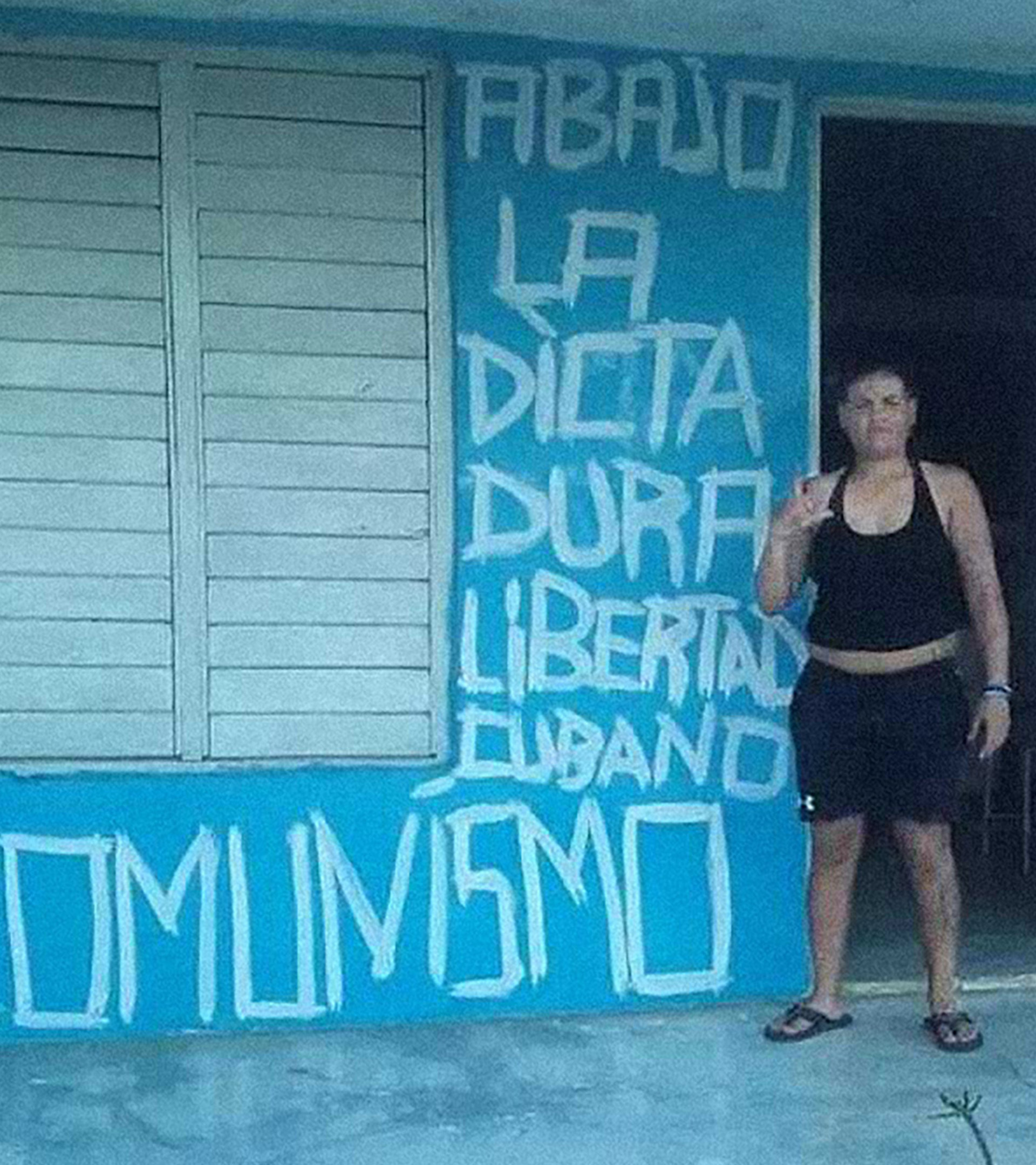 Harta, la cubana Yasmary Gonzlez pinta su casa una proclama por la libertad de Cuba.