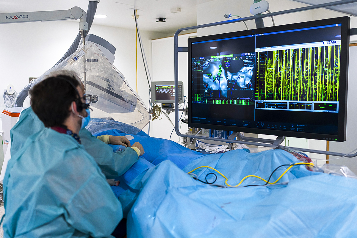 La intervencin se 'retransmite' en una pantalla en la que se ven en tiempo real las constantes del paciente y el proceso de la correccin de la fibrilacin auricular.