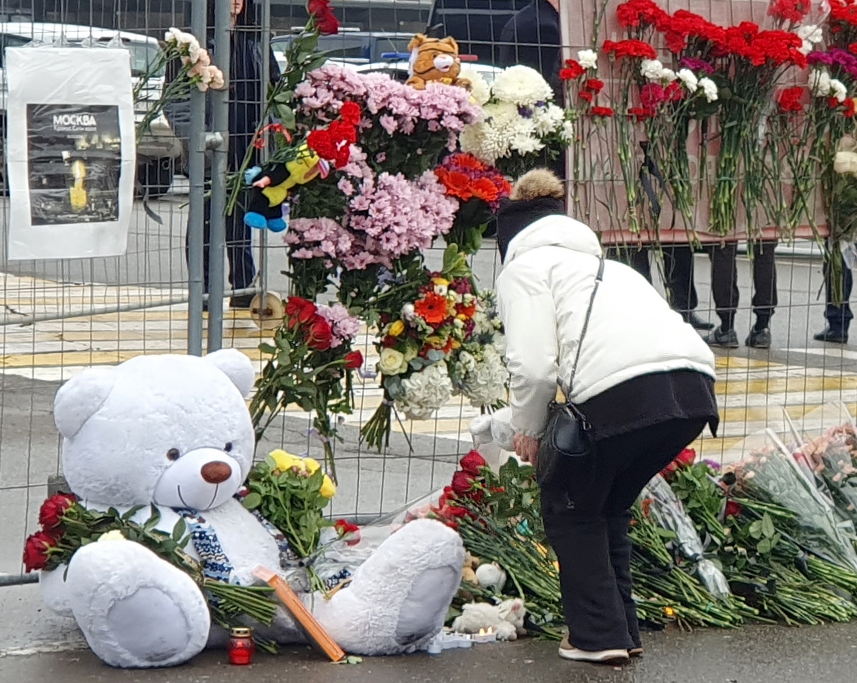 Peluches y flores para recodar a las vctimas del atentado en Krasnogorsk.
