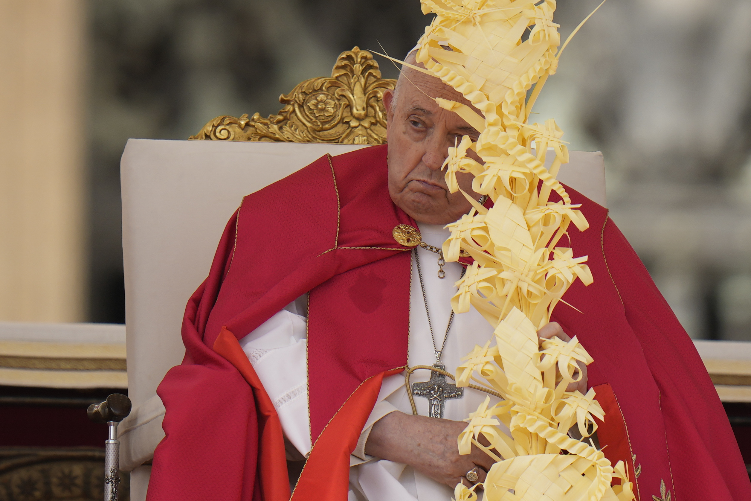 El Papa, fatigado, no pronuncia la homilía del Domingo de Ramos: en silencio frente a los 25.000 fieles en la Plaza de San Pedro