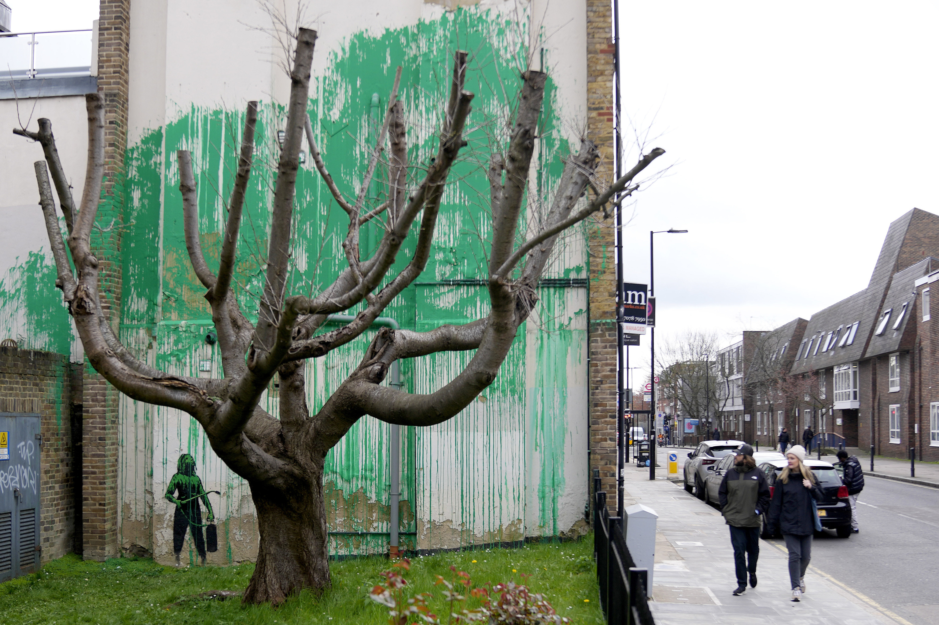 El árbol desmochado que inspiró el último mural de Banksy