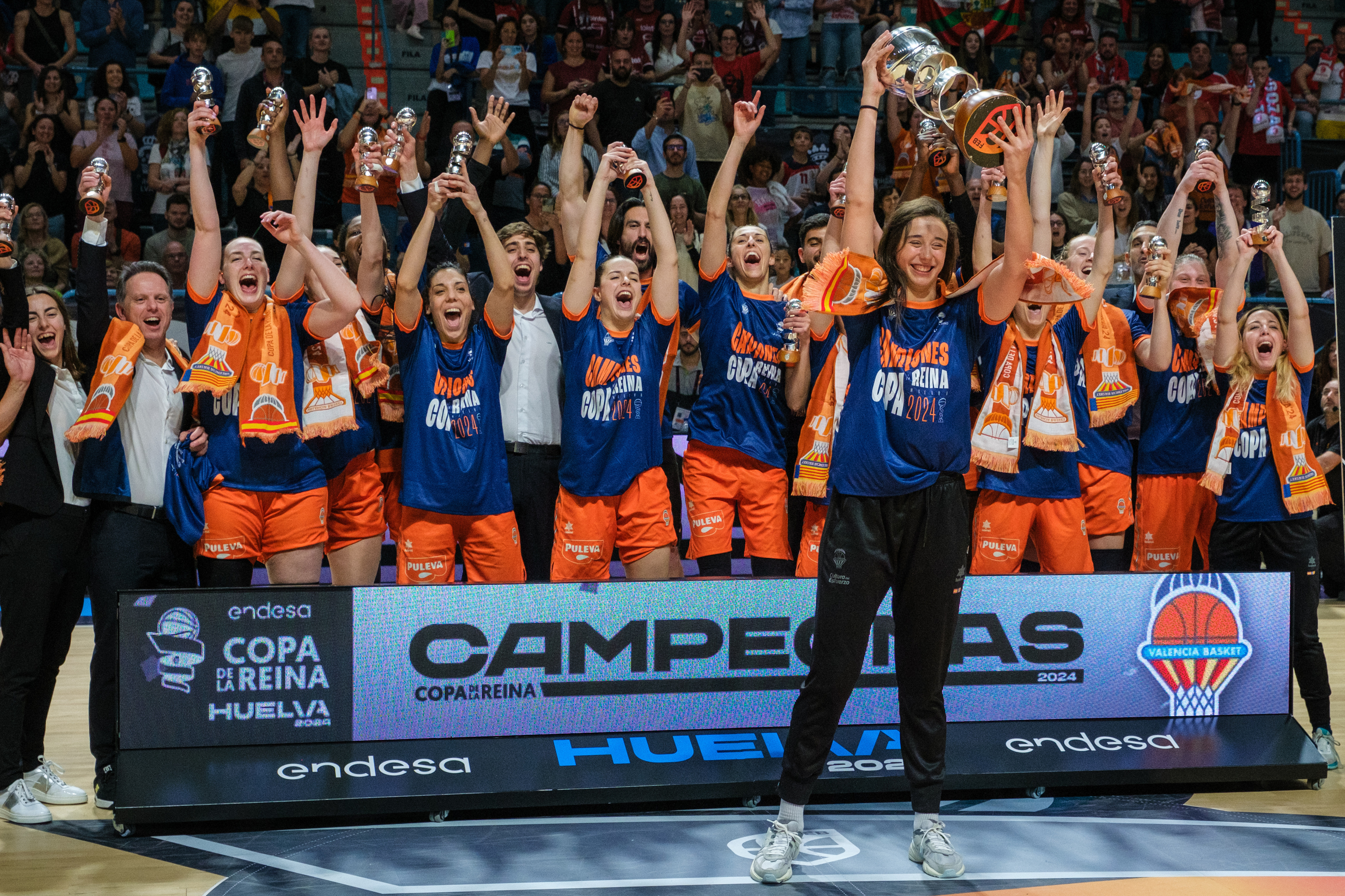 El Valencia Basket, tras ganar la Copa de la Reina.