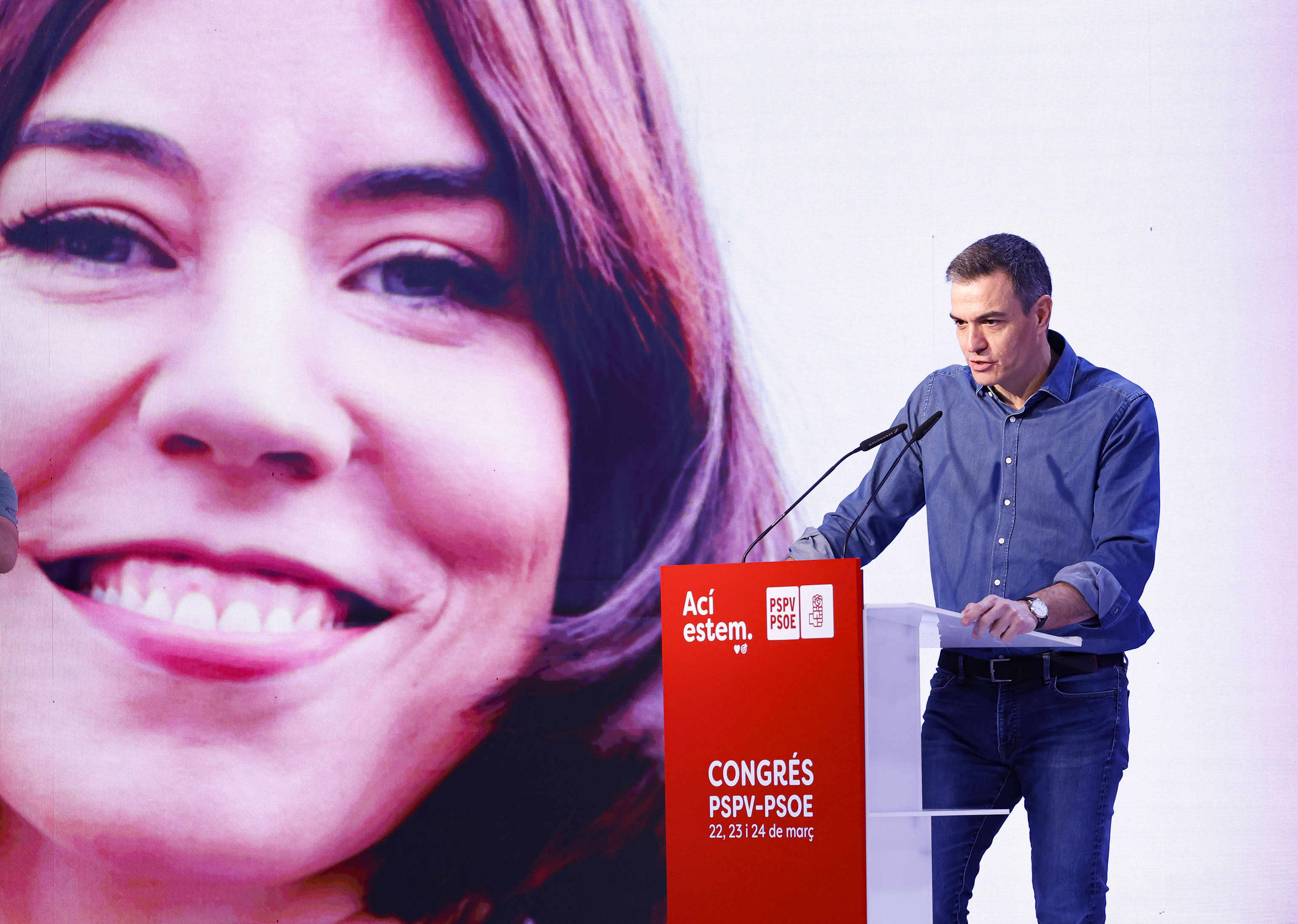 Pedro Snchez interviene, ayer, en la clausura del congreso de los socialistas valencianos.