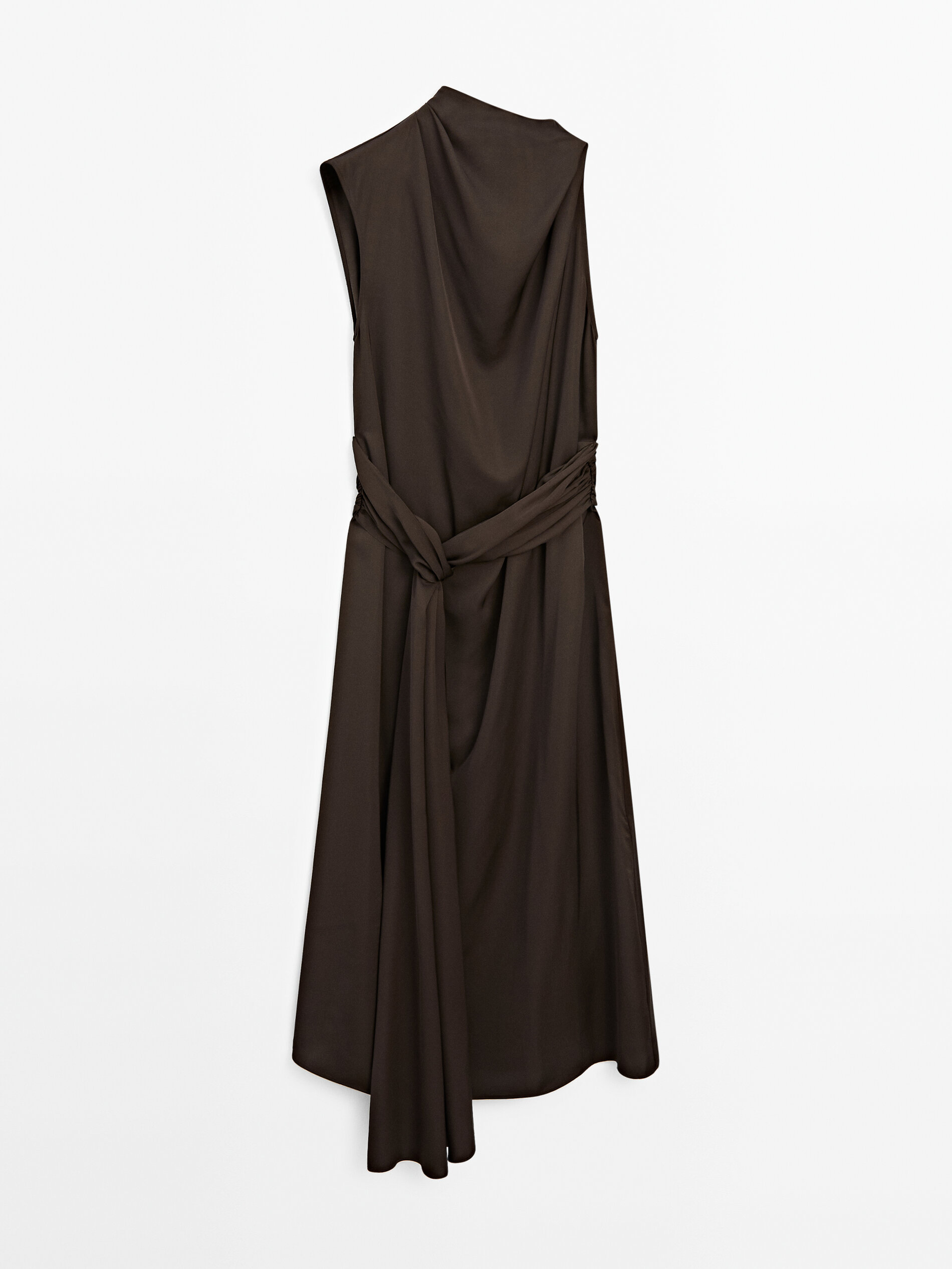 Renueva tu armario con el vestido largo asimtrico satinado de Massimo Dutti que te har sentir fabulosa a los 60 aos