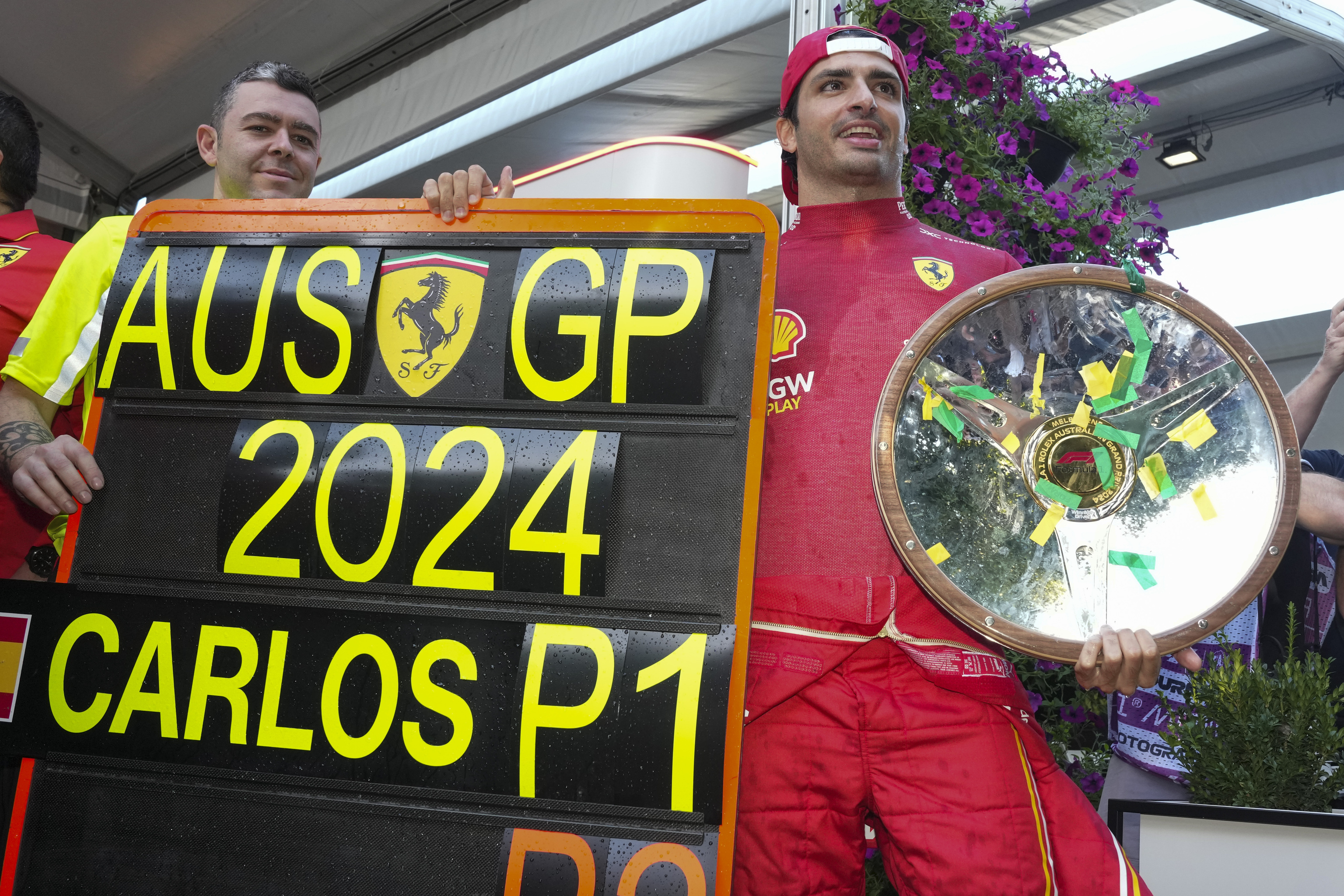 Sainz, con su trofeo, tras el triunfo en Albert Park.