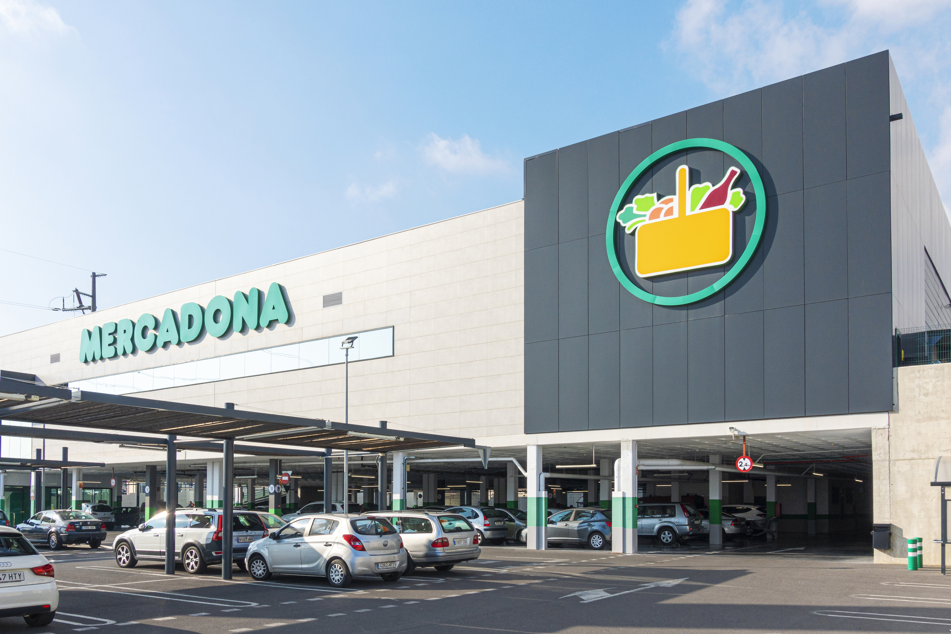 Fachada principal de la tienda del supermercado Mercadona en la localidad de Finestrat (Alicante).