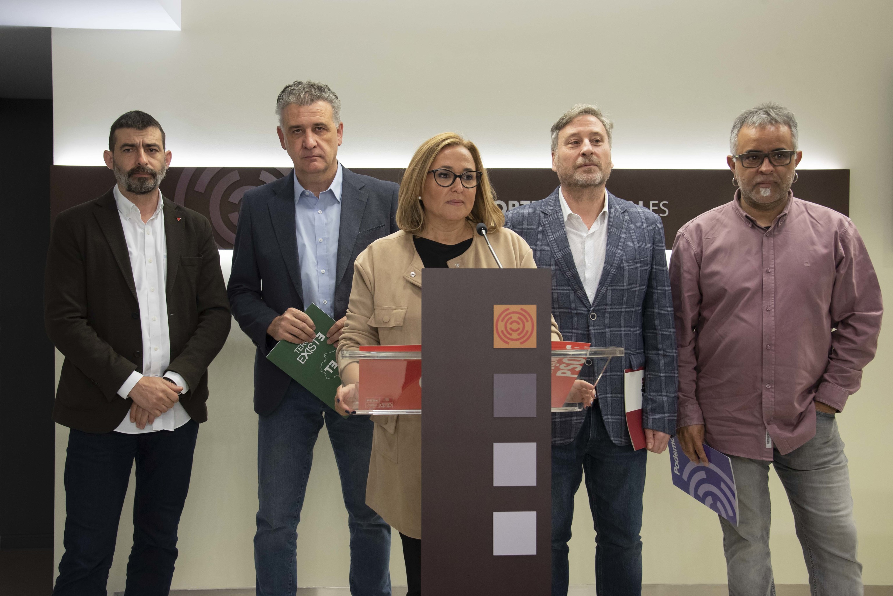Los portavoces de PSOE, CHA, Teruel Existe, Podemos e IU en la rueda de prensa conjunta para pedir la solicitud de Alejandro Nolasco