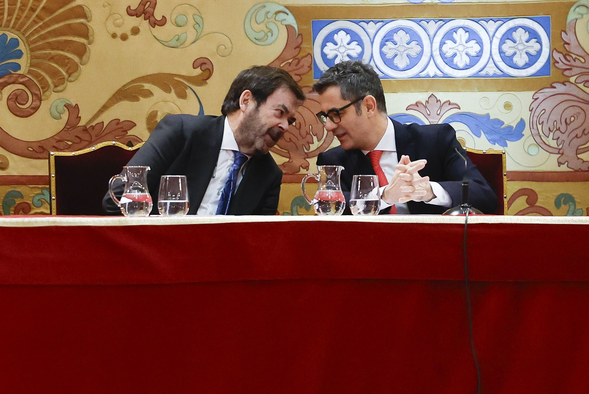El presidente del CGPJ, Vicente Guilarte, conversa con el ministro de Justicia, Flix Bolaos, en diciembre de 2023..